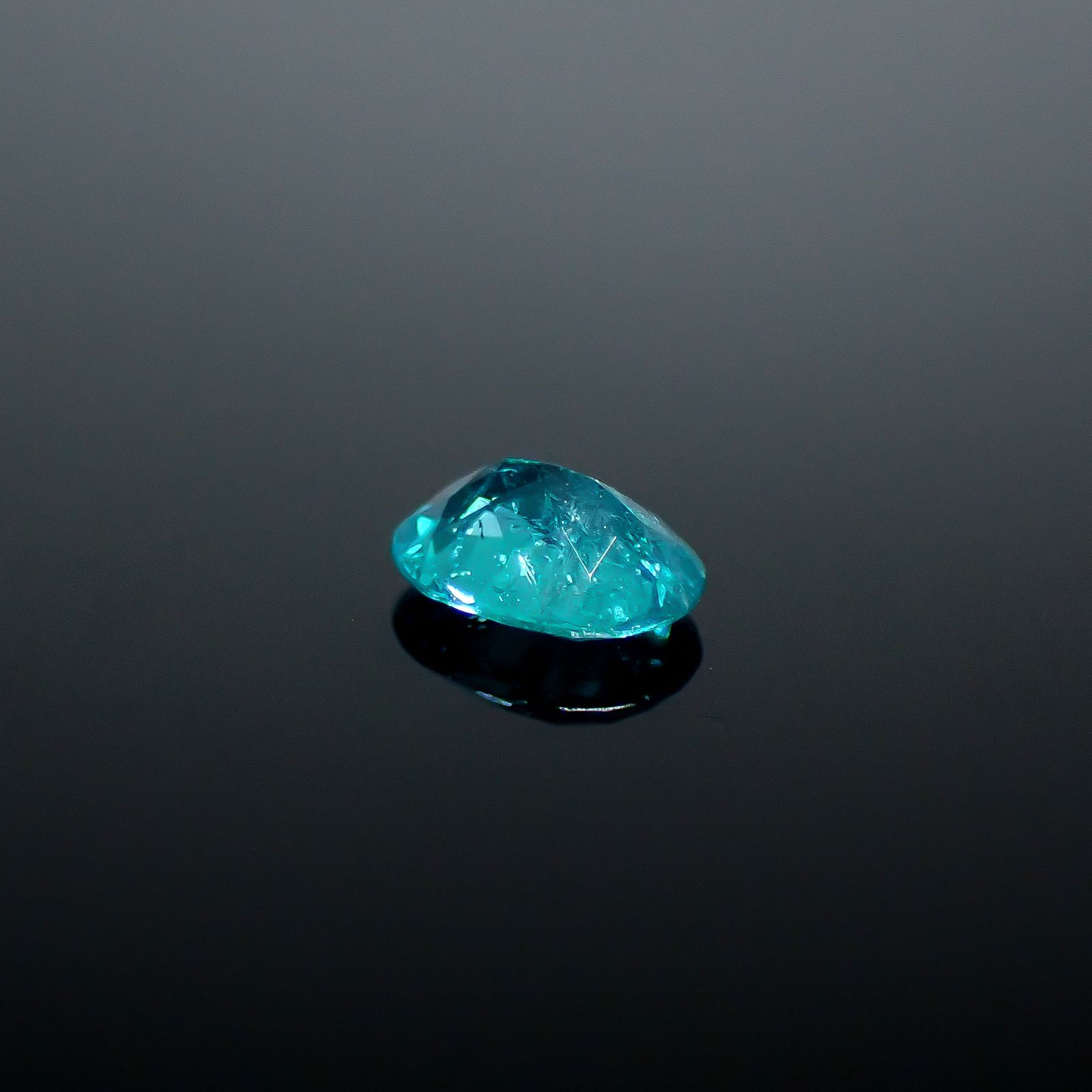 パライバトルマリン ブラジル・パライバ州バターリャ鉱山産 0.24ct / 4.8x3.5mm前後 [251031284]