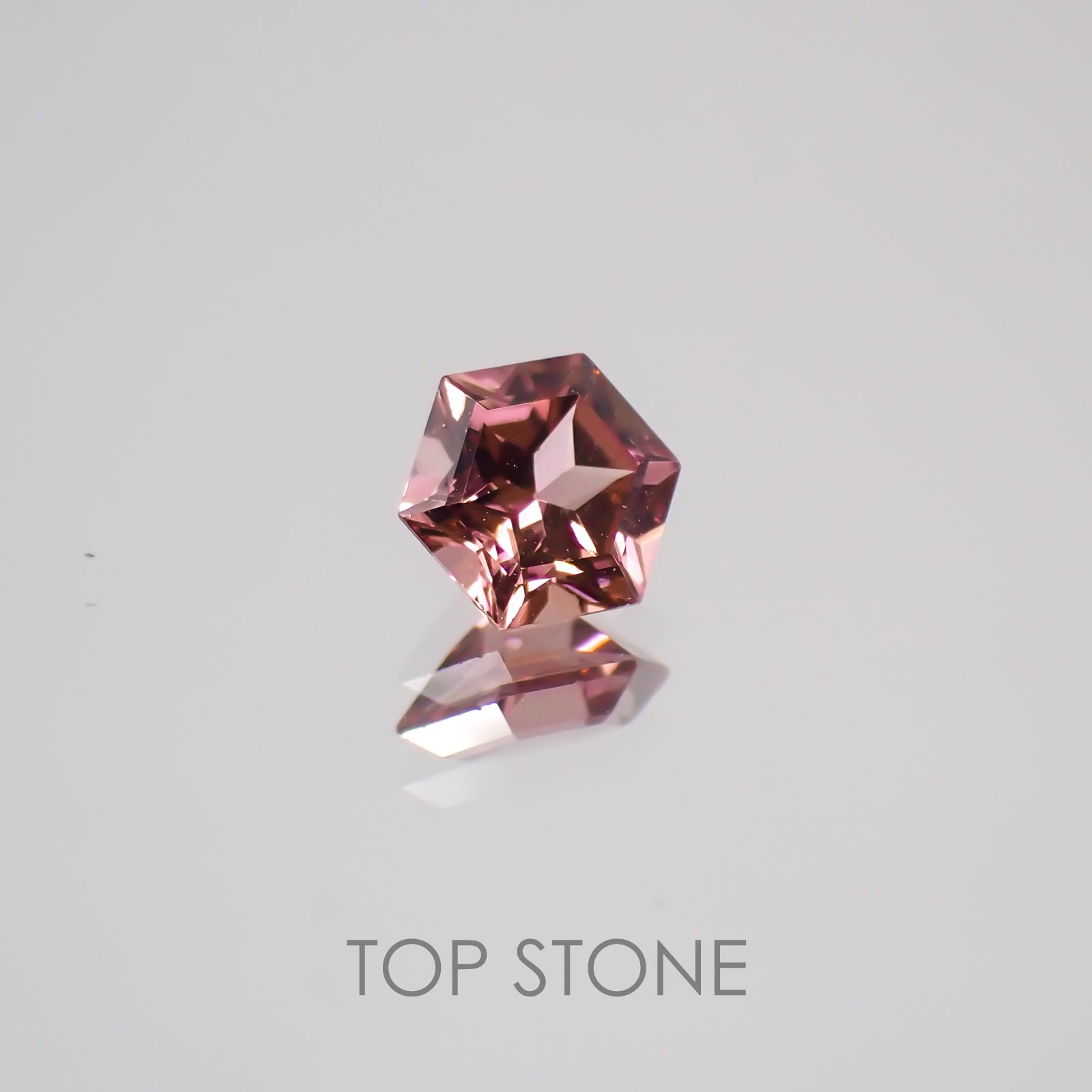 ◇ヘキサゴンカット◇マラヤガーネットSA(宝石名ガーネット) タンザニア産 0.35ct 識別済[210210094]4×4mm前後