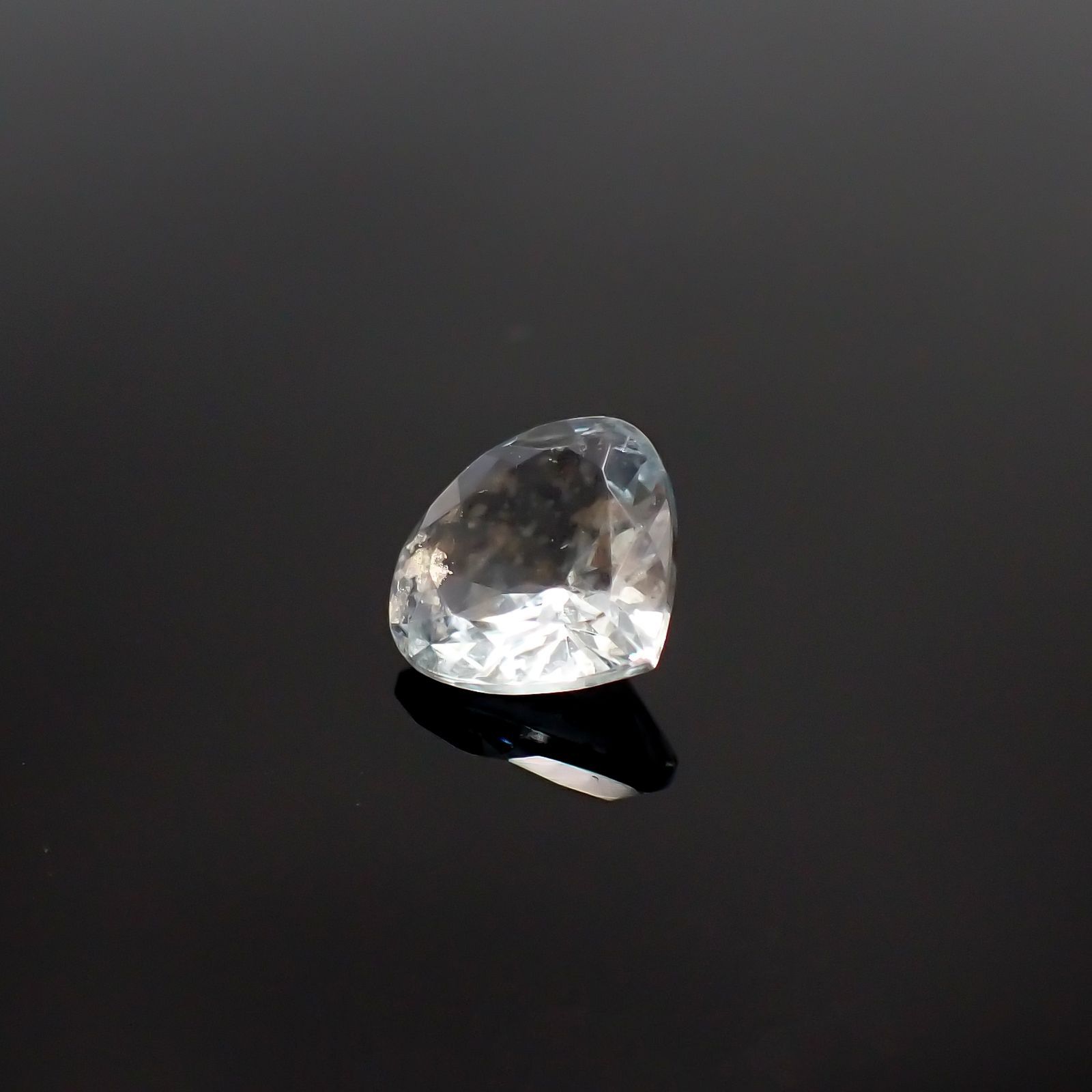 アベンチュリンアクアマリン(宝石名アクアマリン) ナイジェリア産 1.76ct 識別済[210712985]8.9×9mm前後