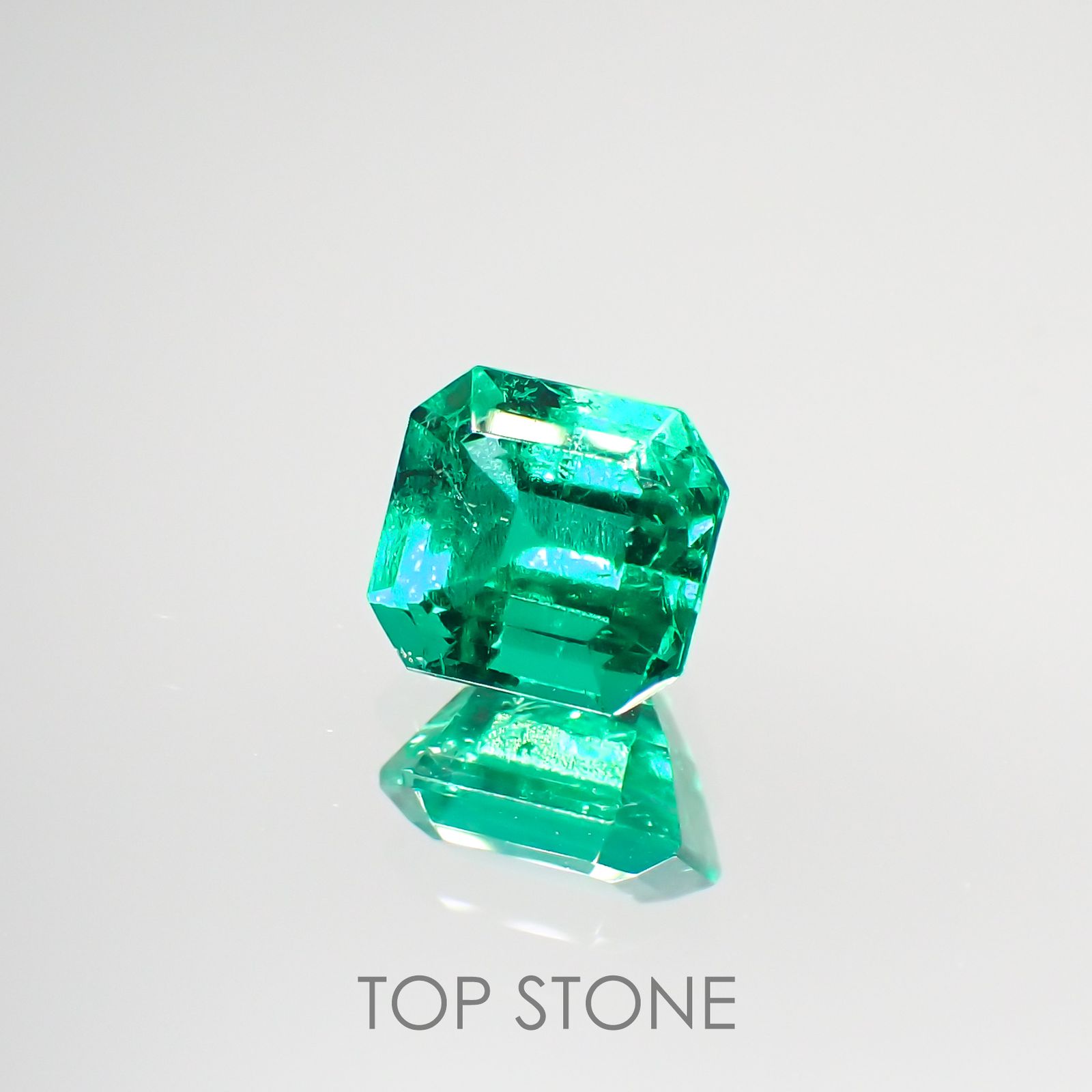 エメラルド(宝石名エメラルド) コロンビア産 0.932ct ソ付(彩珠)[210913159]5.9×5.4mm前後