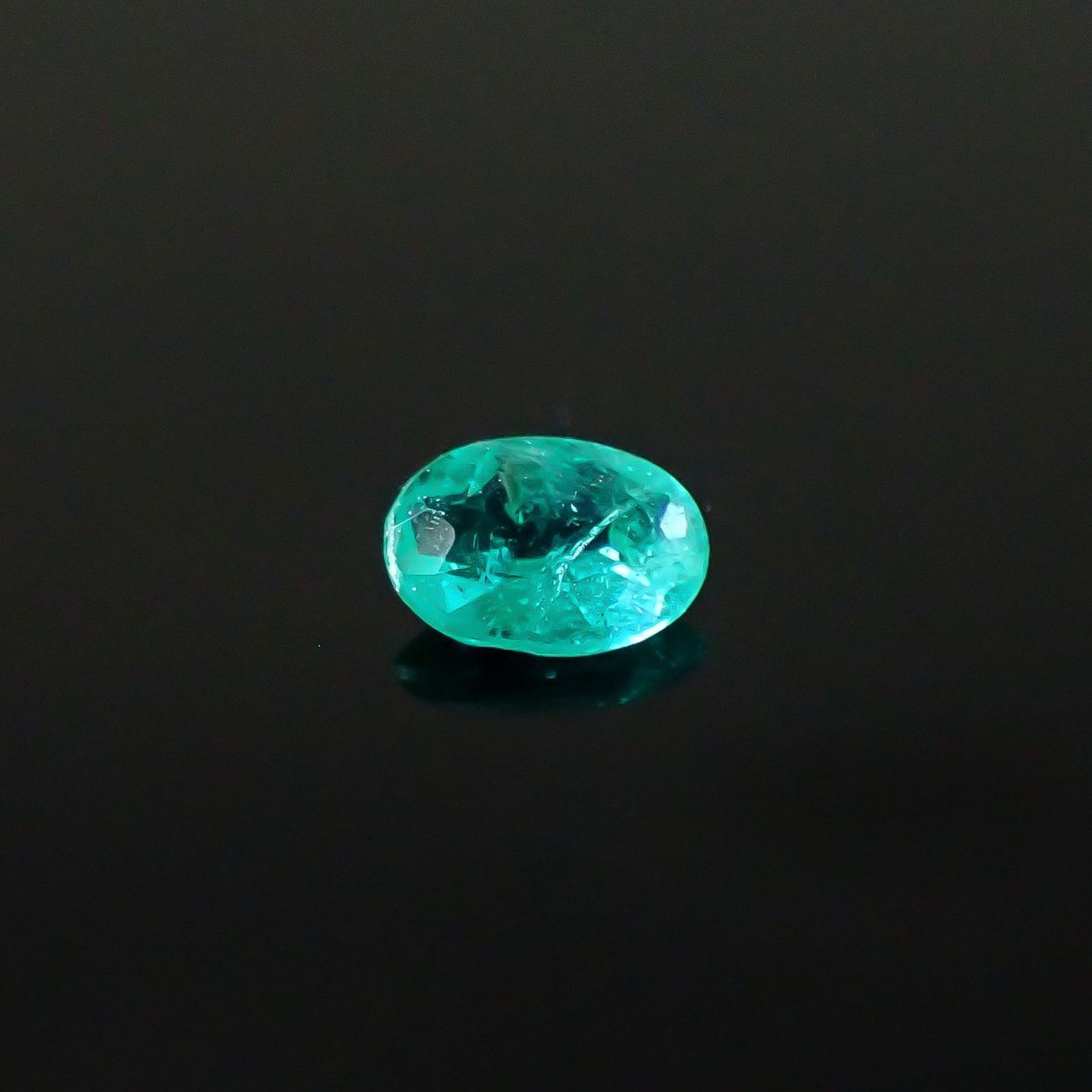パライバトルマリン ブラジル・パライバ州バターリャ鉱山産 0.11ct / 3.8x2.7mm前後 [250931082]