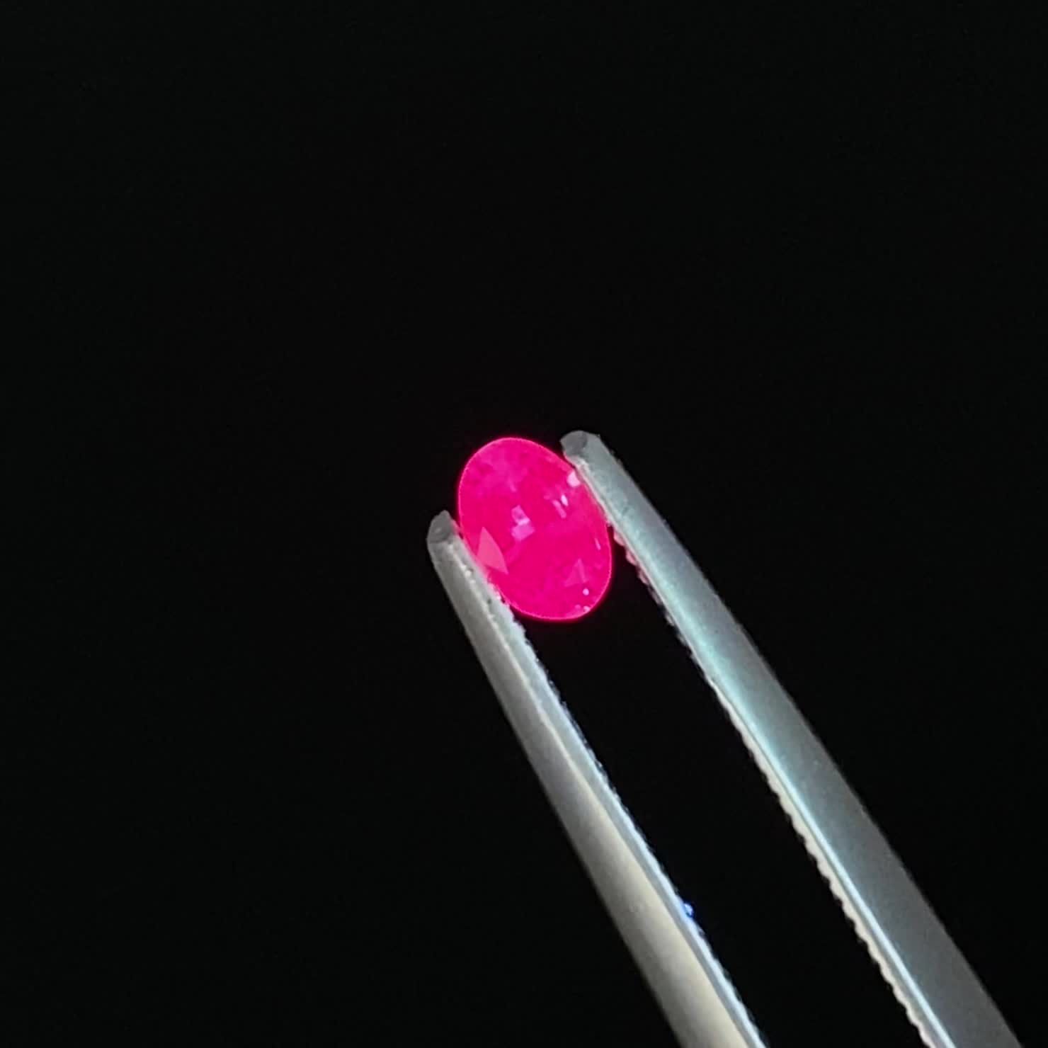 ネオンピンクサファイア スリランカ産 0.17ct / 4x2.8mm前後