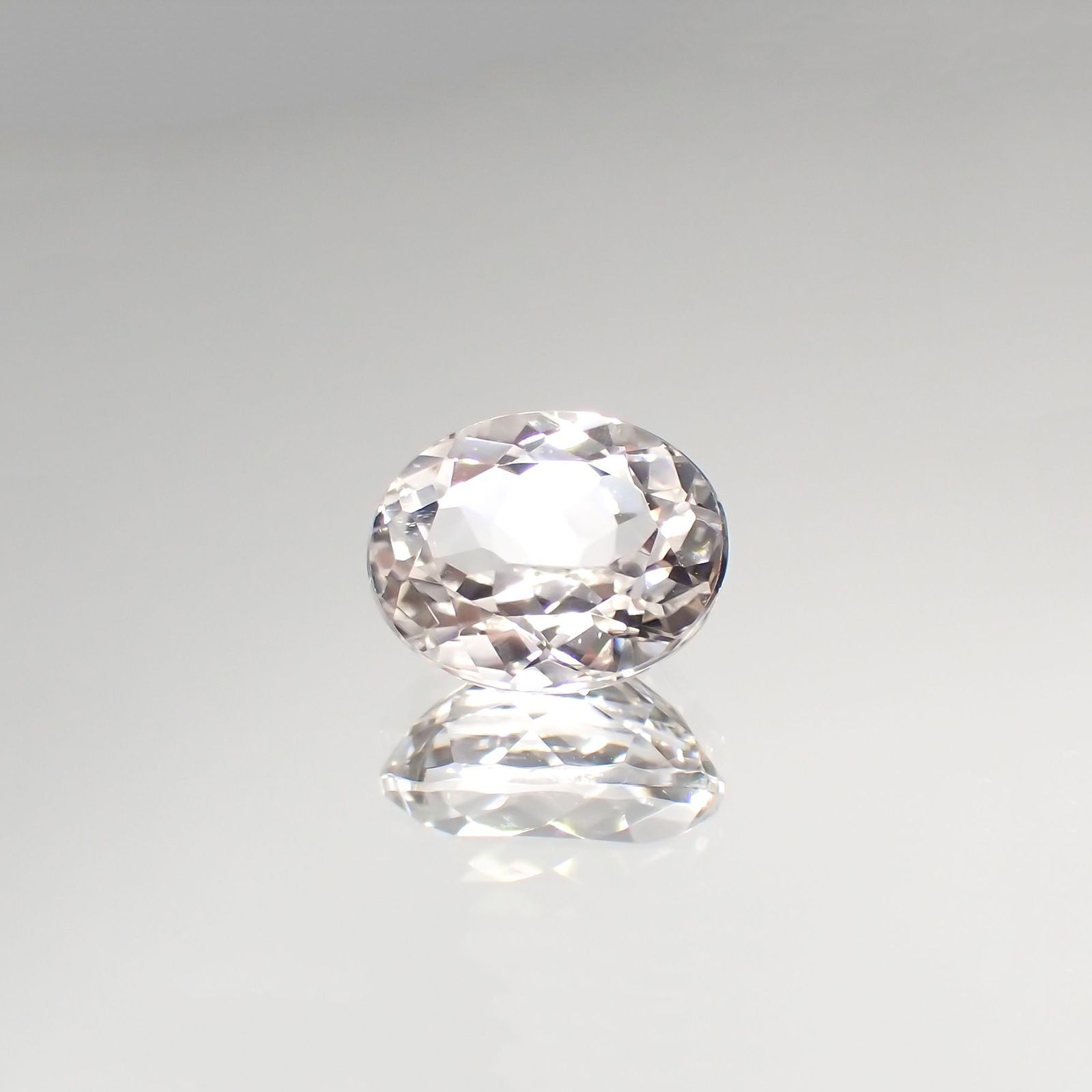 カラーレススポジュミン(宝石名ホワイト・スポジュミン) ブラジル産 3.17ct 識別済[210912626]9.8×7.8mm前後