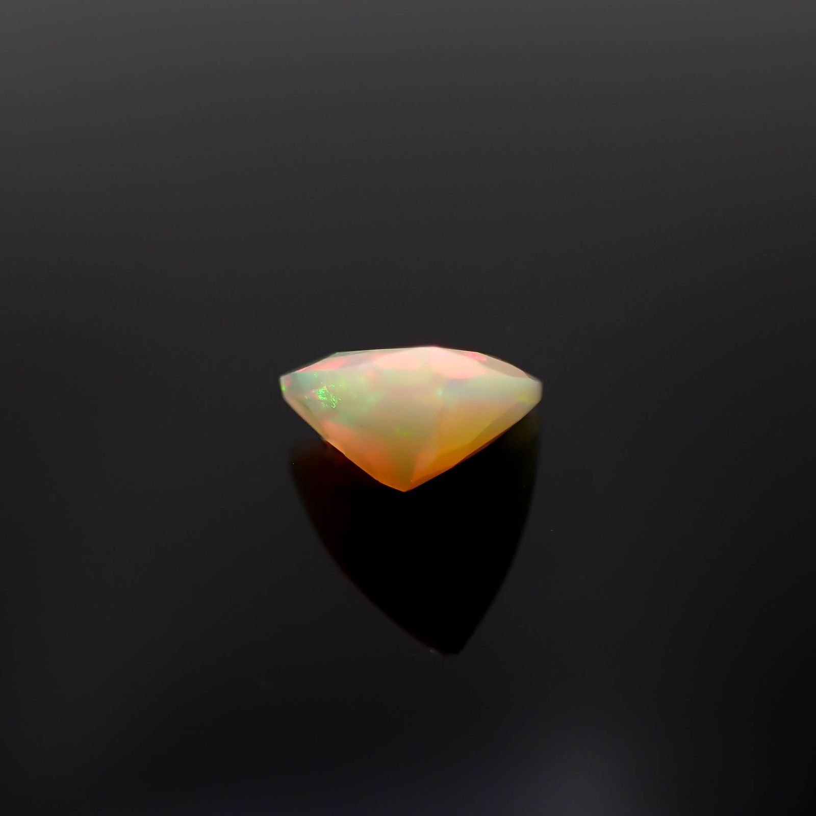 エチオピアオパール(宝石名オパール)エチオピア産 1.13ct 識別済[230521991]9.4x9.5mm前後