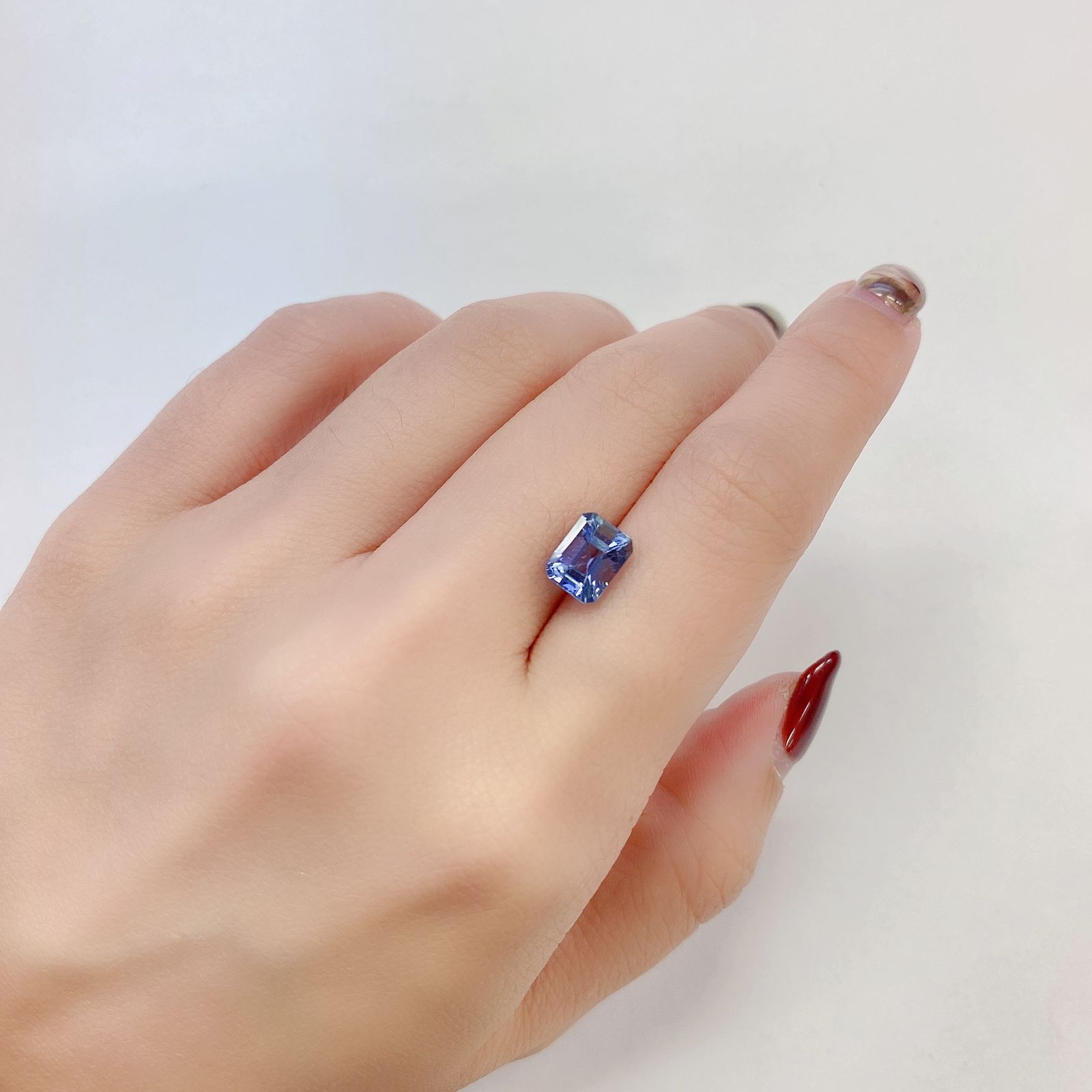 バイカラータンザナイト(宝石名タンザナイト) タンザニア産 2.382ct ソ付(彩珠)[210711640]7.9×6.2mm前後