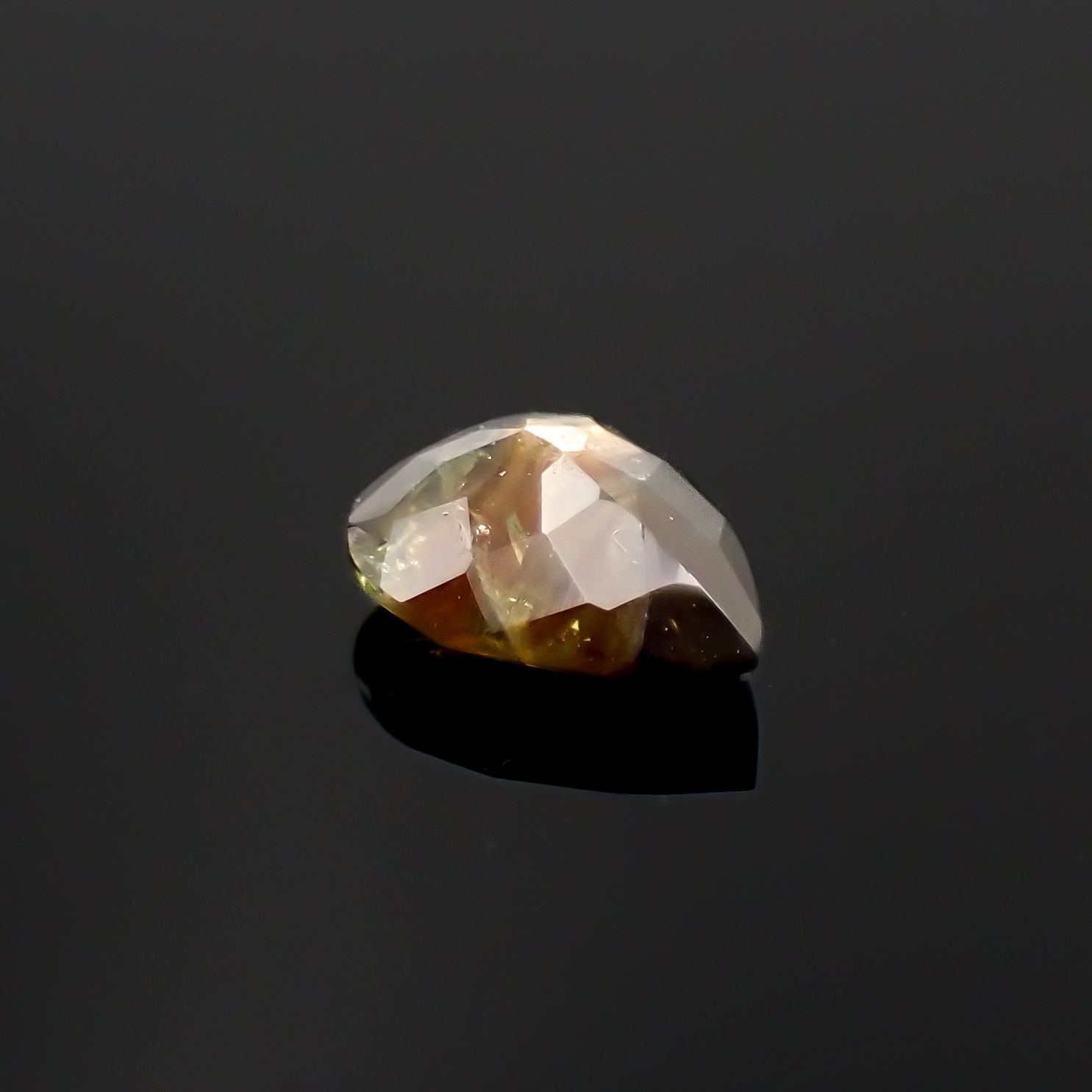 ゴールドシーンサファイア非加熱 ケニア産 0.83ct[230321330]6.8x5.3mm前後