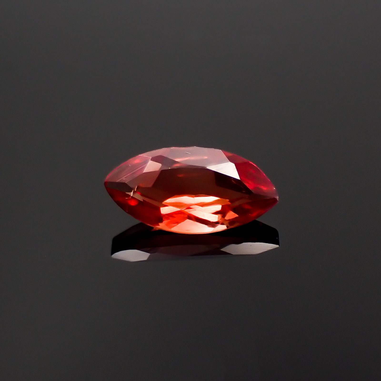 レッドラブラドライト(宝石名ラブラドライト)エチオピア産 0.48ct 識別済[230119967]8.1x4.1mm前後