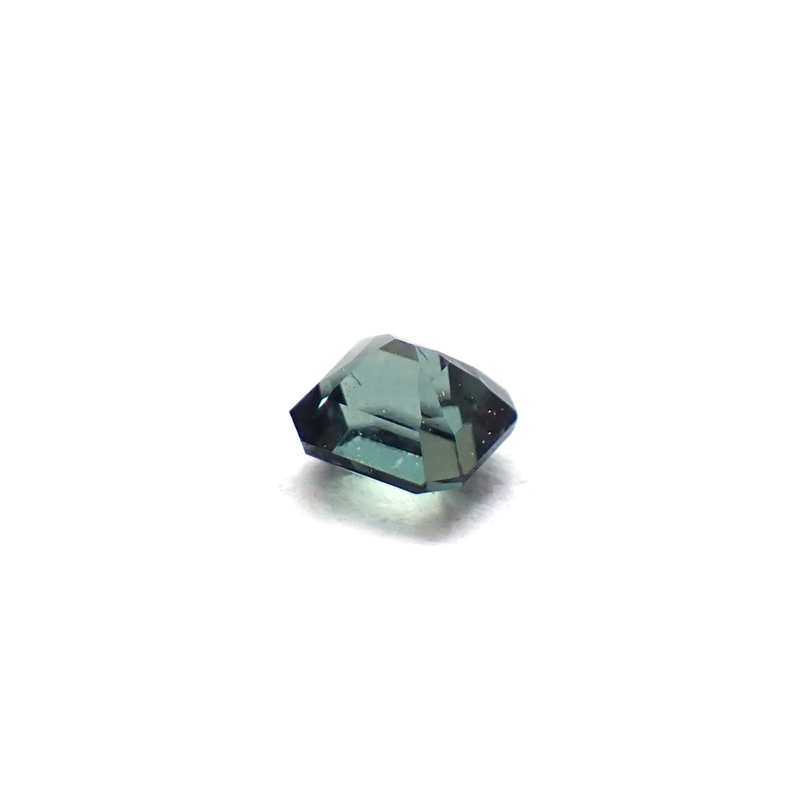 ベキリーブルーガーネット（カラーチェンジガーネット アレキタイプ） マダガスカル・ベキリー産 0.11ct / 2.6x2.3mm前後 [260732460]