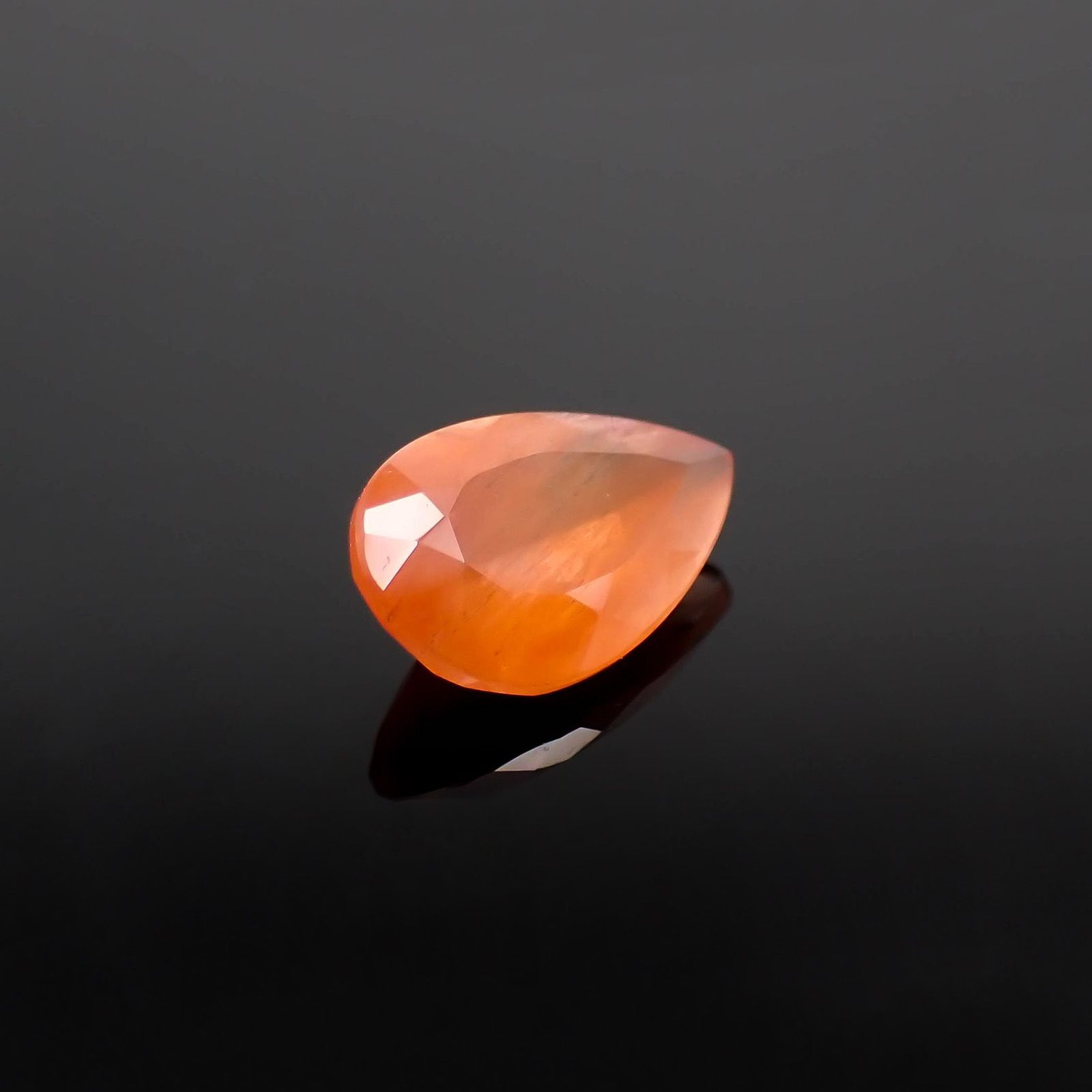 サンストーンスキャポライト(宝石名シーン・スキャポライト)タンザニア産 識別済 2.09ct / 11.8x7.6mm前後 [260819279]