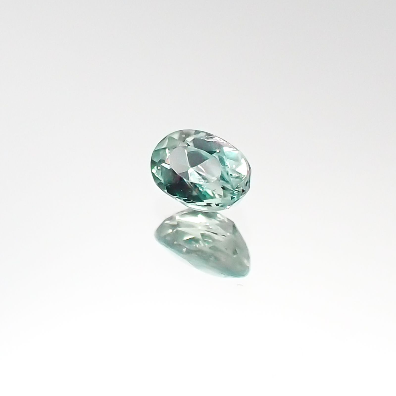 アレキサンドライト(宝石名アレキサンドライト)ブラジル・ミナスジェライス州ヘマチタ鉱山産 0.14ct 識別済[231023948]3.5x2.4mm前後