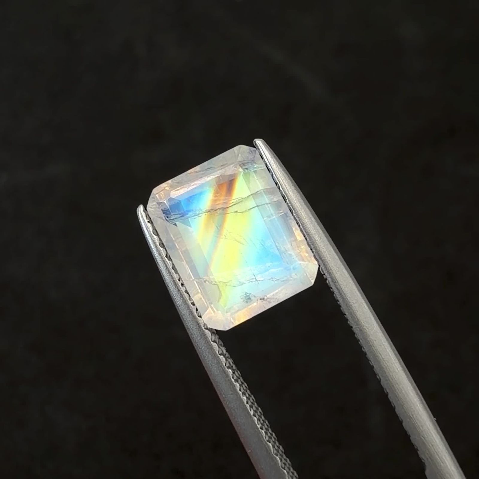 レインボームーンストーン インド・ビハール産 2.78ct / 9.5x7.6mm前後