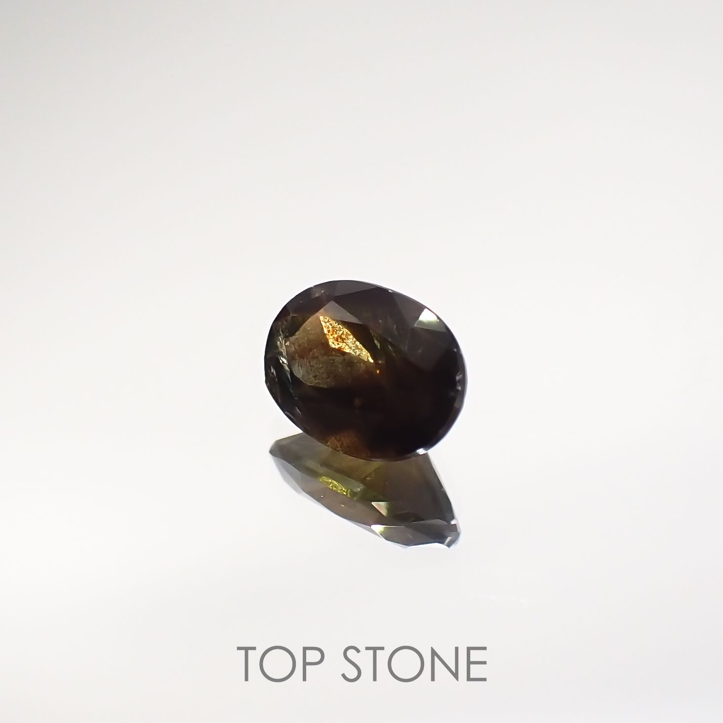 ゴールドシーンサファイア 非加熱(宝石名シーン・サファイア) ケニア産 0.648ct ソ付(彩珠)[210712069]5.7×4.3mm前後