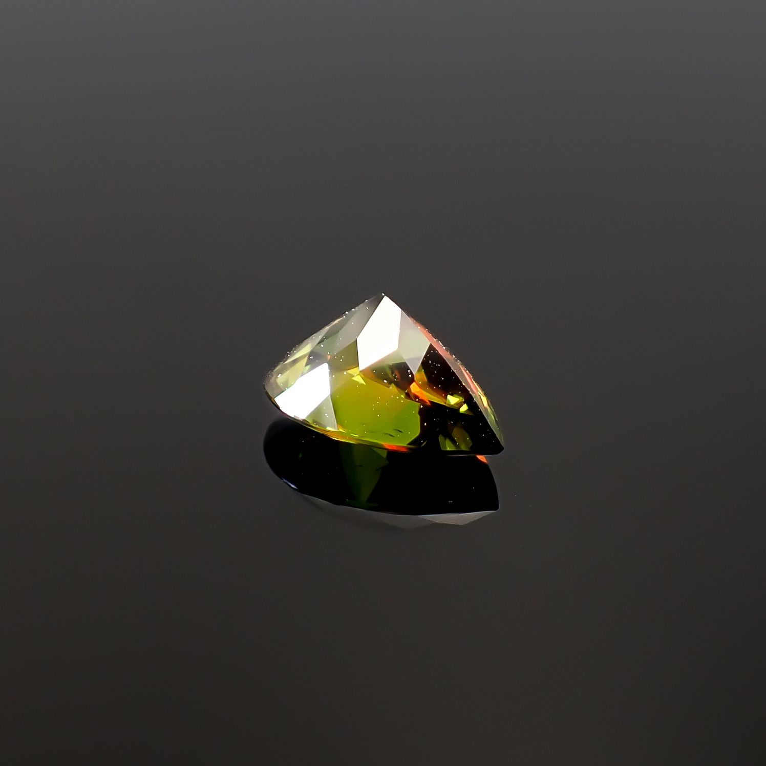 カラーチェンジスフェーン パキスタン産 1.78ct / 9.1x6.8mm前後 [260632491]