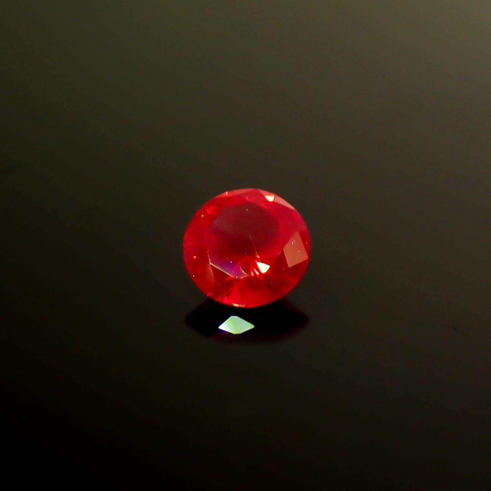レッドスピネル タンザニア産 0.28ct / 4.2x4.2mm前後 [260732560]