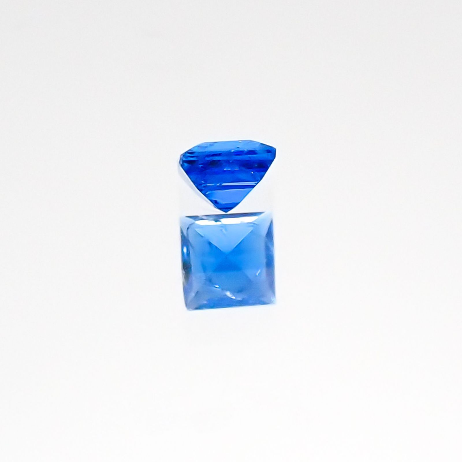 アウイナイト フルオレッセンス(宝石名アウイナイト) ドイツ産 0.043ct 識別済[20117655]2.2×2.1mm前後