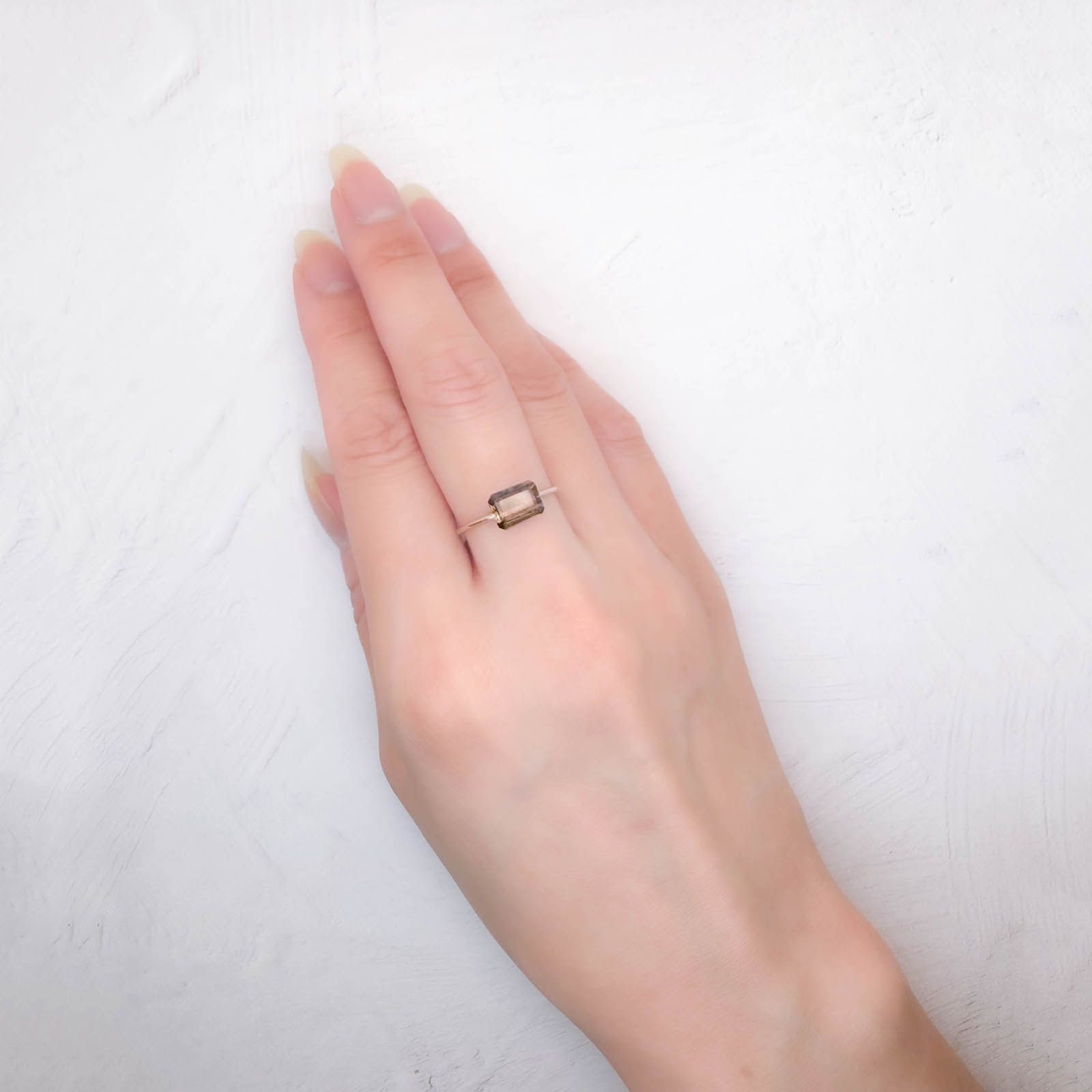 レインボースキャポライト ブラジル産 1.05ct / 8x5.8mm前後 [250931047]