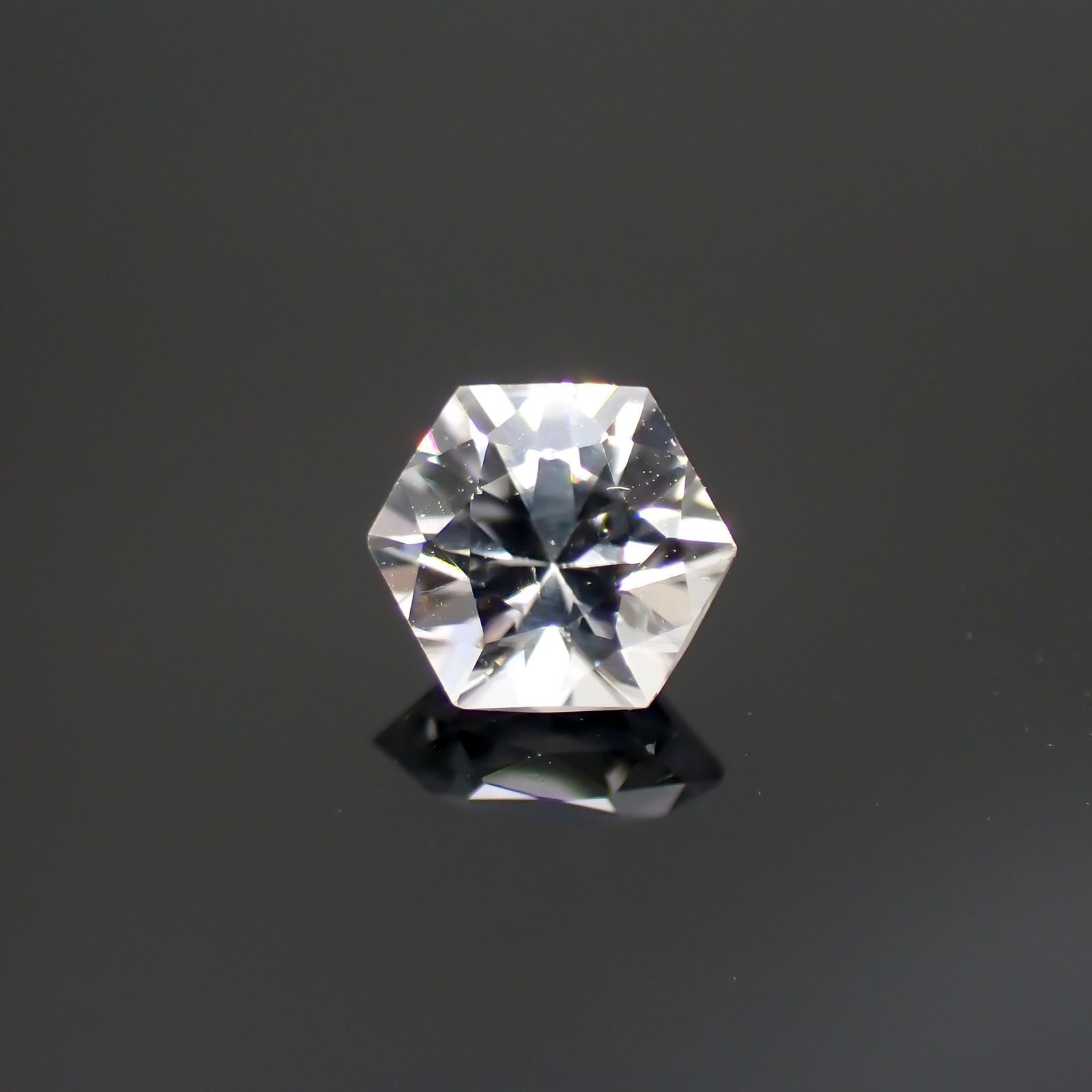 ◇ヘキサゴンカット◇カラーレスジルコン(宝石名ホワイト・ジルコン)スリランカ/カンボジア産 0.84ct 識別済[220114269]4.9x4.8mm前後