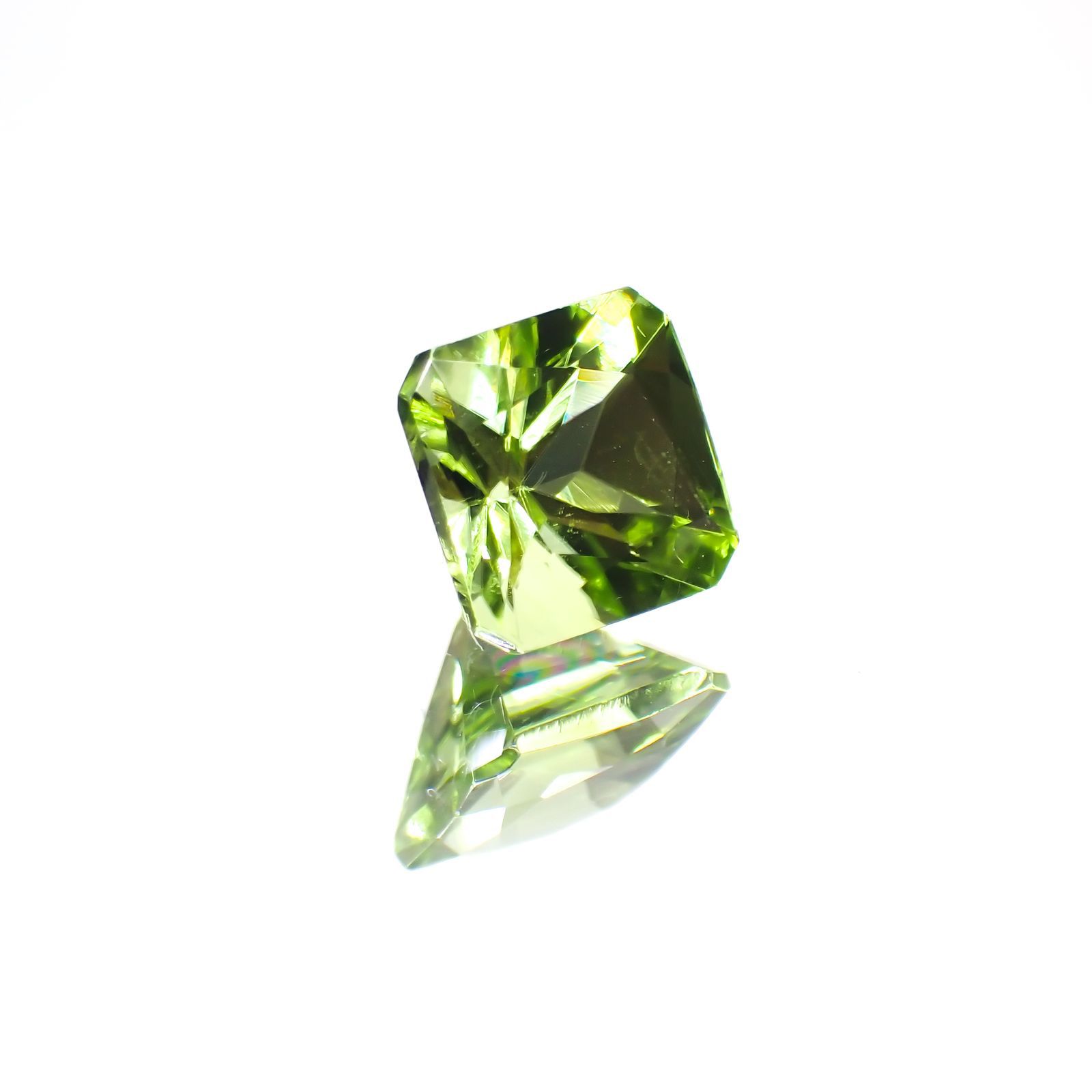 ◇アッシャーカット◇ペリドット(宝石名ペリドット) パキスタン産 0.81ct 識別済[211013486]5.1×5.1mm前後