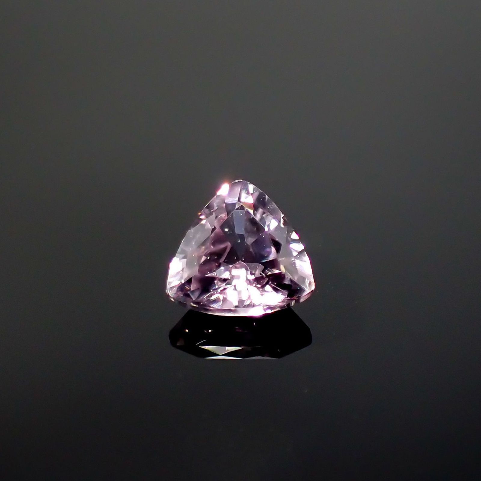ピンクダイアスポア(宝石名ダイアスポア) アフガニスタン産 識別済 0.45ct / 4.7x5mm前後 [210812428]