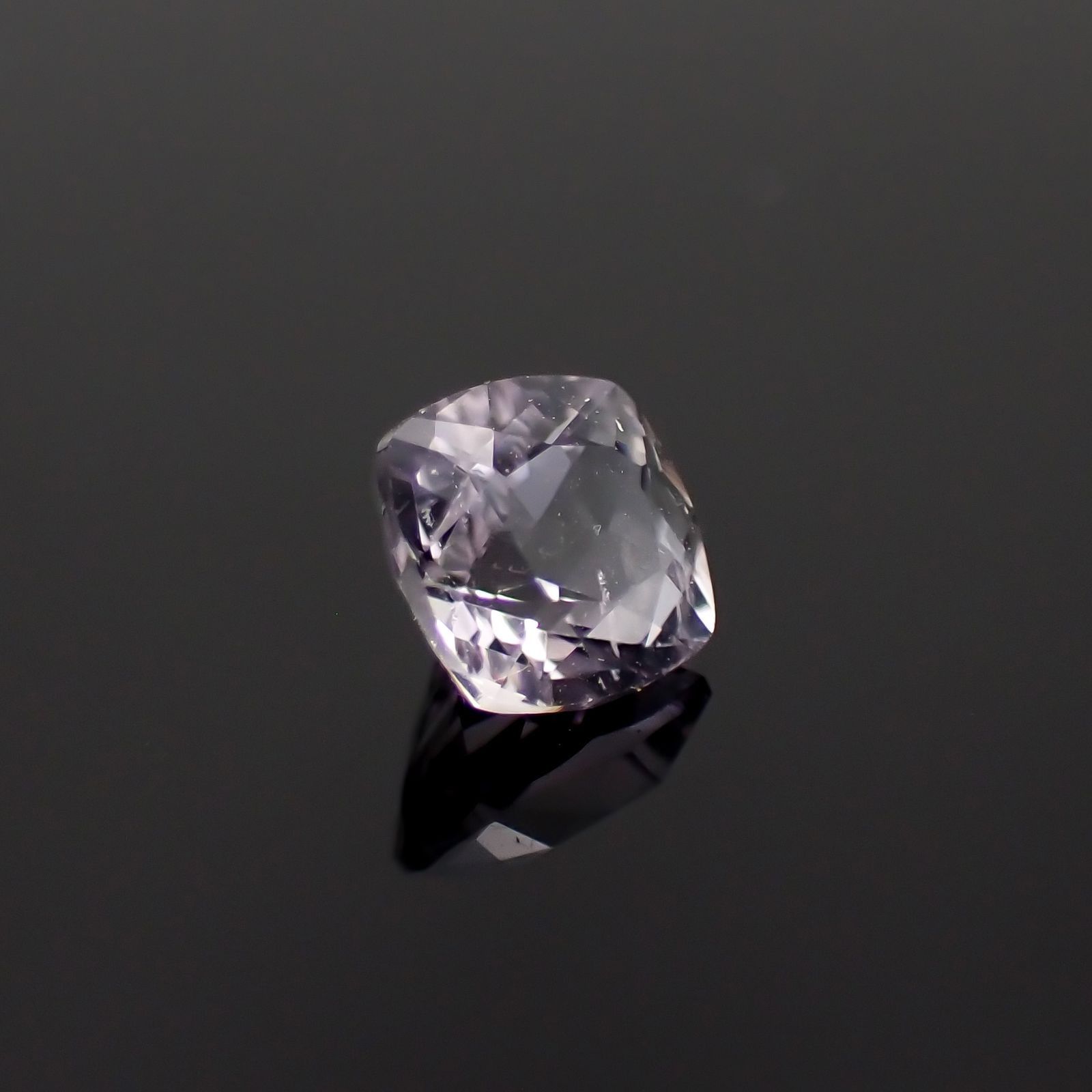 マリアライト フルオレッセンス(宝石名スキャポライト)スリランカ産 識別済 0.53ct / 5x4.9mm前後 [251021678]