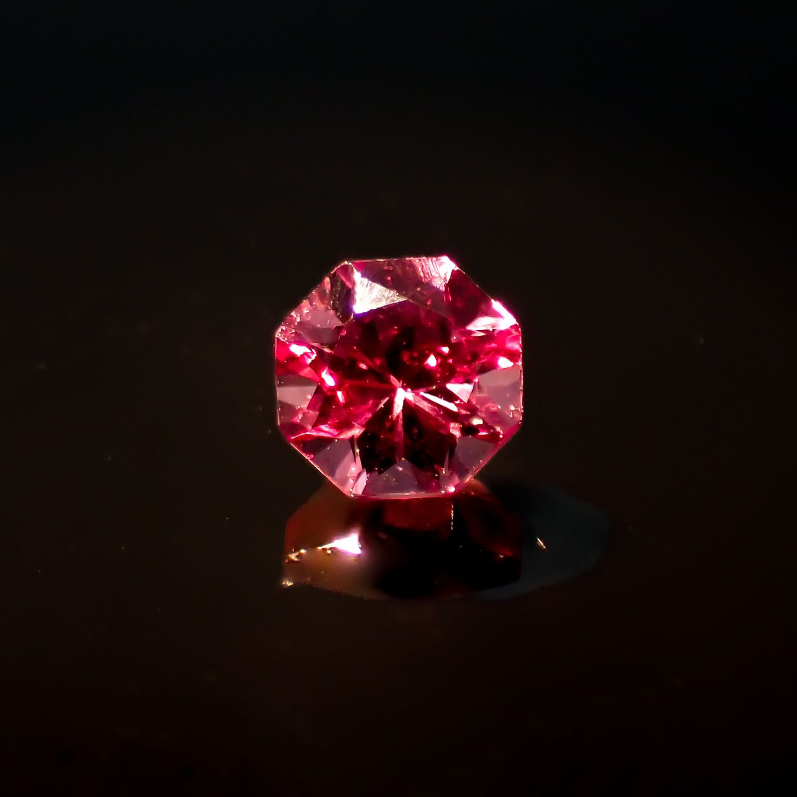 ◇オクタゴンカット◇カラーシフトマラヤガーネットSA(宝石名ガーネット)タンザニア産 0.38ct 識別済[220918045]4x3.9mm前後