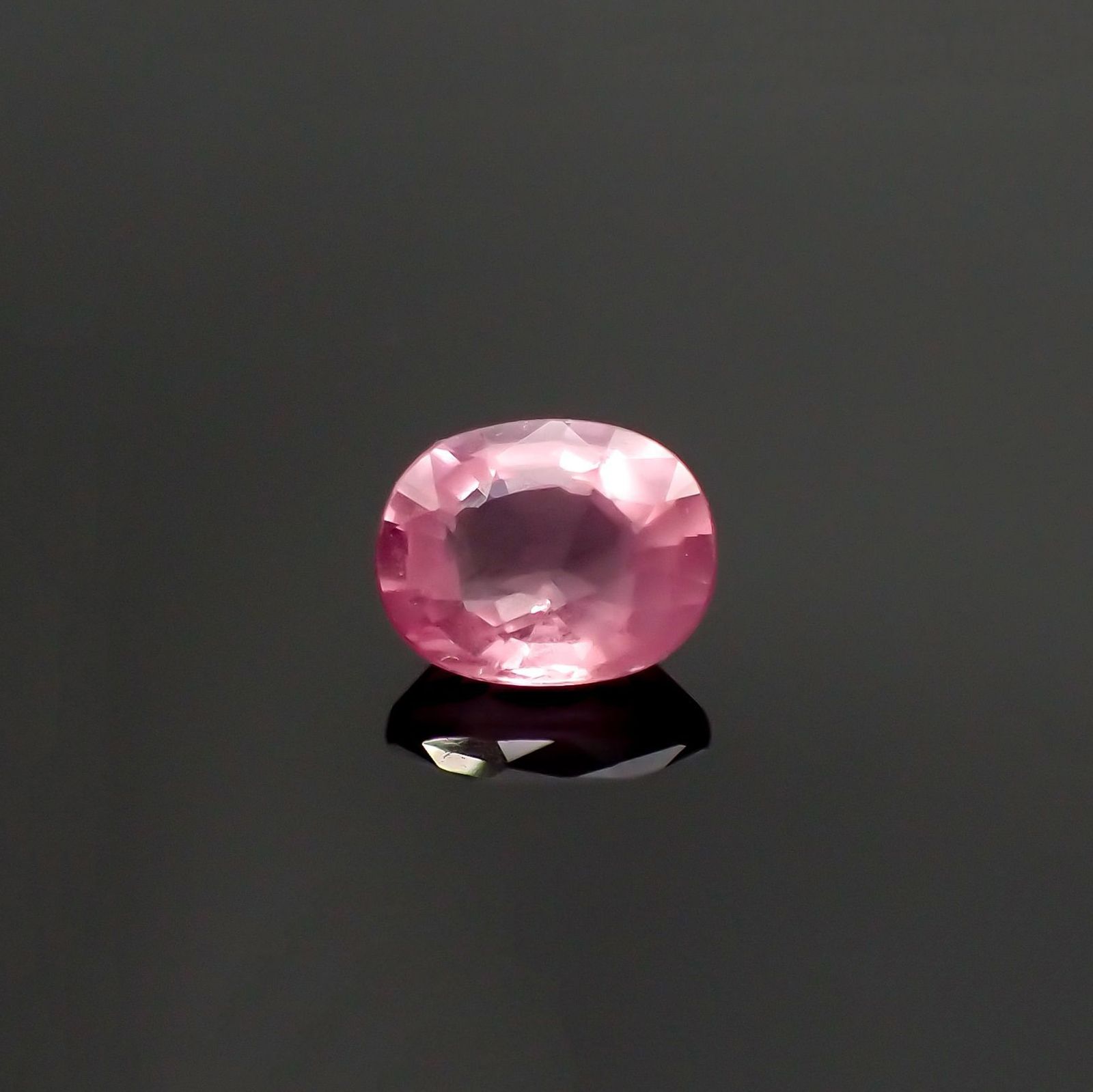 シルキーピンクスピネル(宝石名ピンク・スピネル) タンザニア産 識別済 0.86ct / 6.4x5mm前後 [240212896]