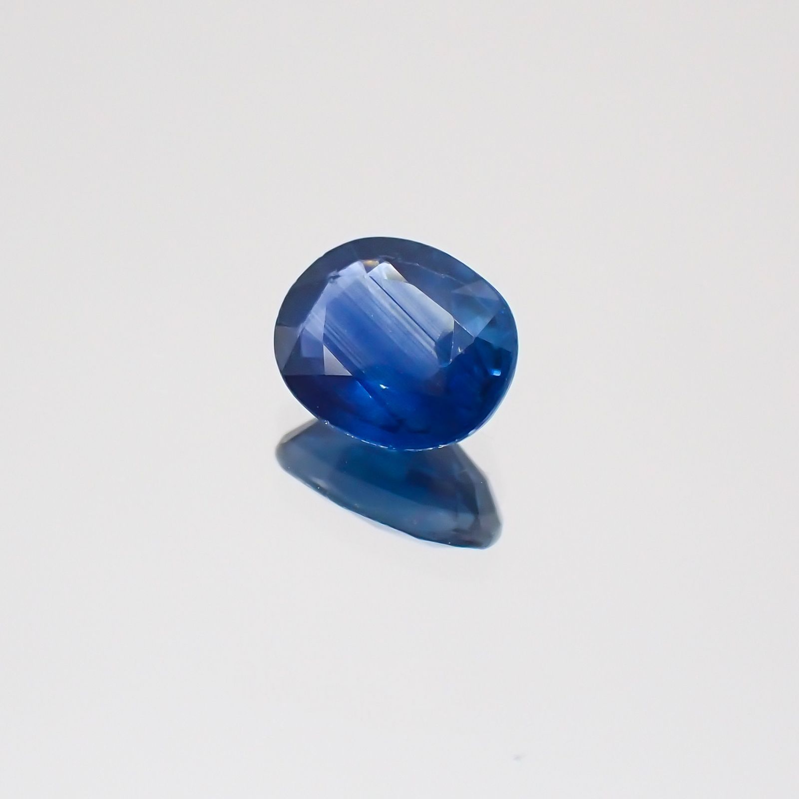 サファイア(宝石名サファイア)マダガスカル/スリランカ産 0.74ct 識別済[231124317]6.1x5mm前後