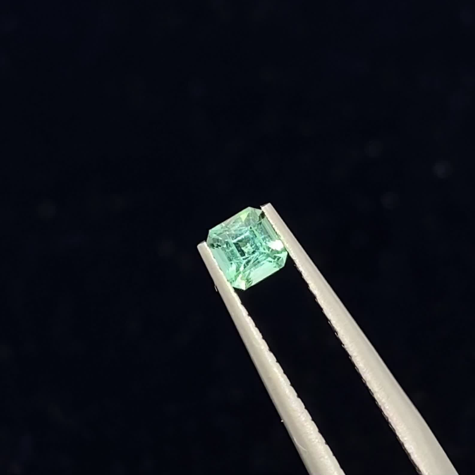 ノンオイル エメラルド ロシア産 0.24ct[230421687]3.7x3.5mm