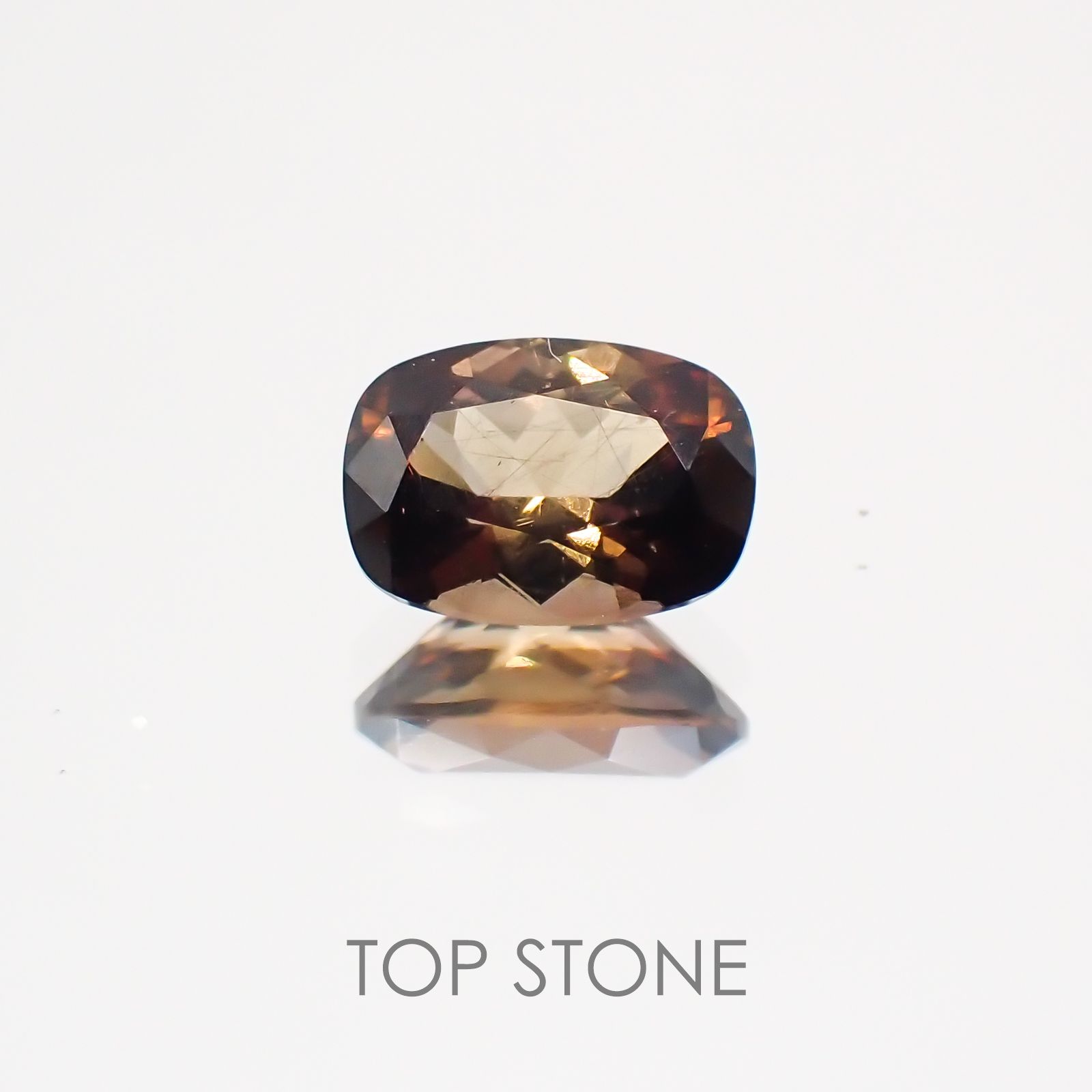 アキシナイト(宝石名アキシナイト) ロシア産 0.49ct 識別済[20063162]4.2×5.8mm前後