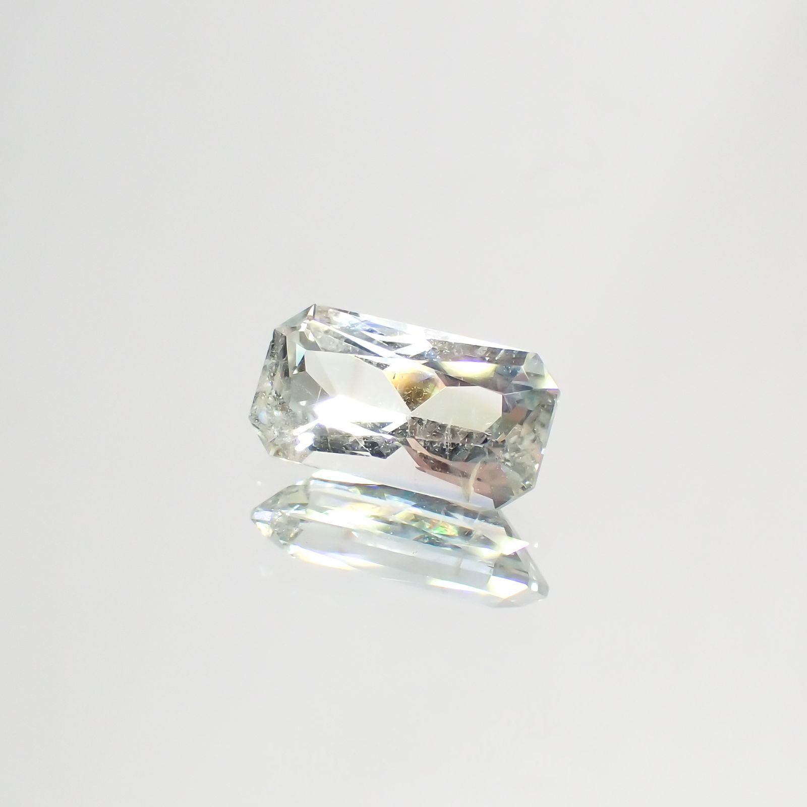 ジェレメジェバイト(宝石名エレメージェバイト)ナミビア産 1.418ct ソ付(彩珠)[230823130]9.2x5mm前後
