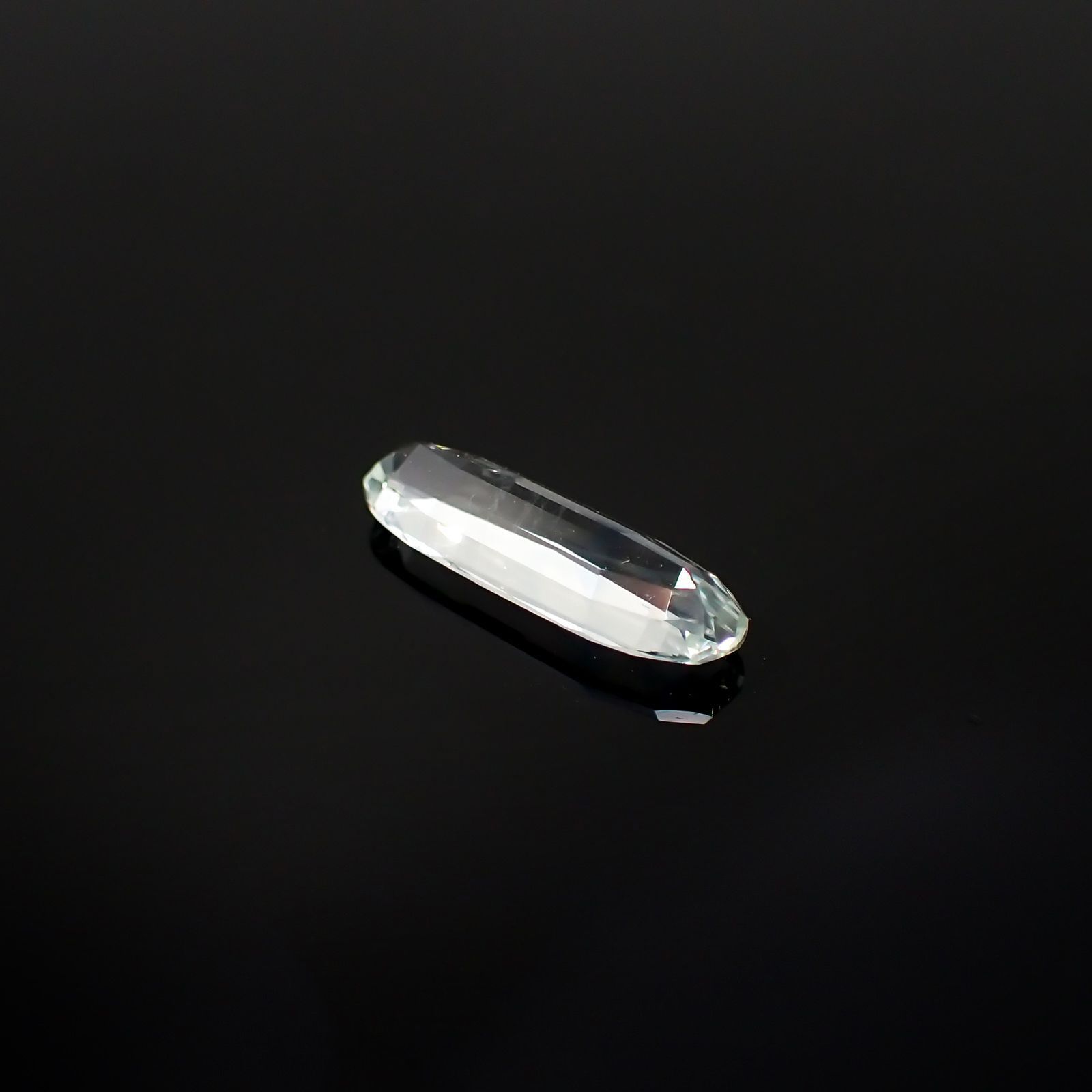ジェレメジェバイト(宝石名エレメジェバイト)ナミビア産 ソ付(彩珠) 2.016ct / 14.7x4.9mm前後 [220616457]