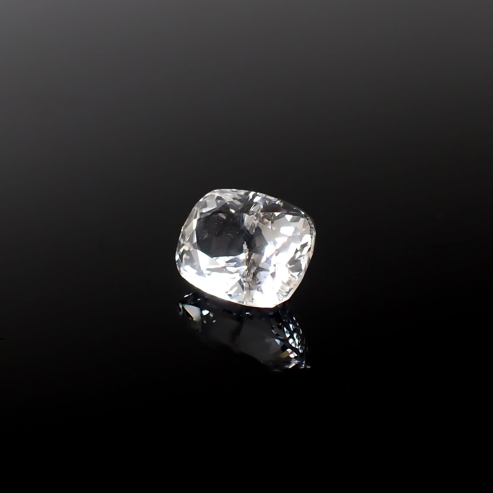 ベリロナイト(宝石名ベリロナイト)パキスタン産 2.916ct ソ付(日独)[240327015]9.74x7.52mm前後