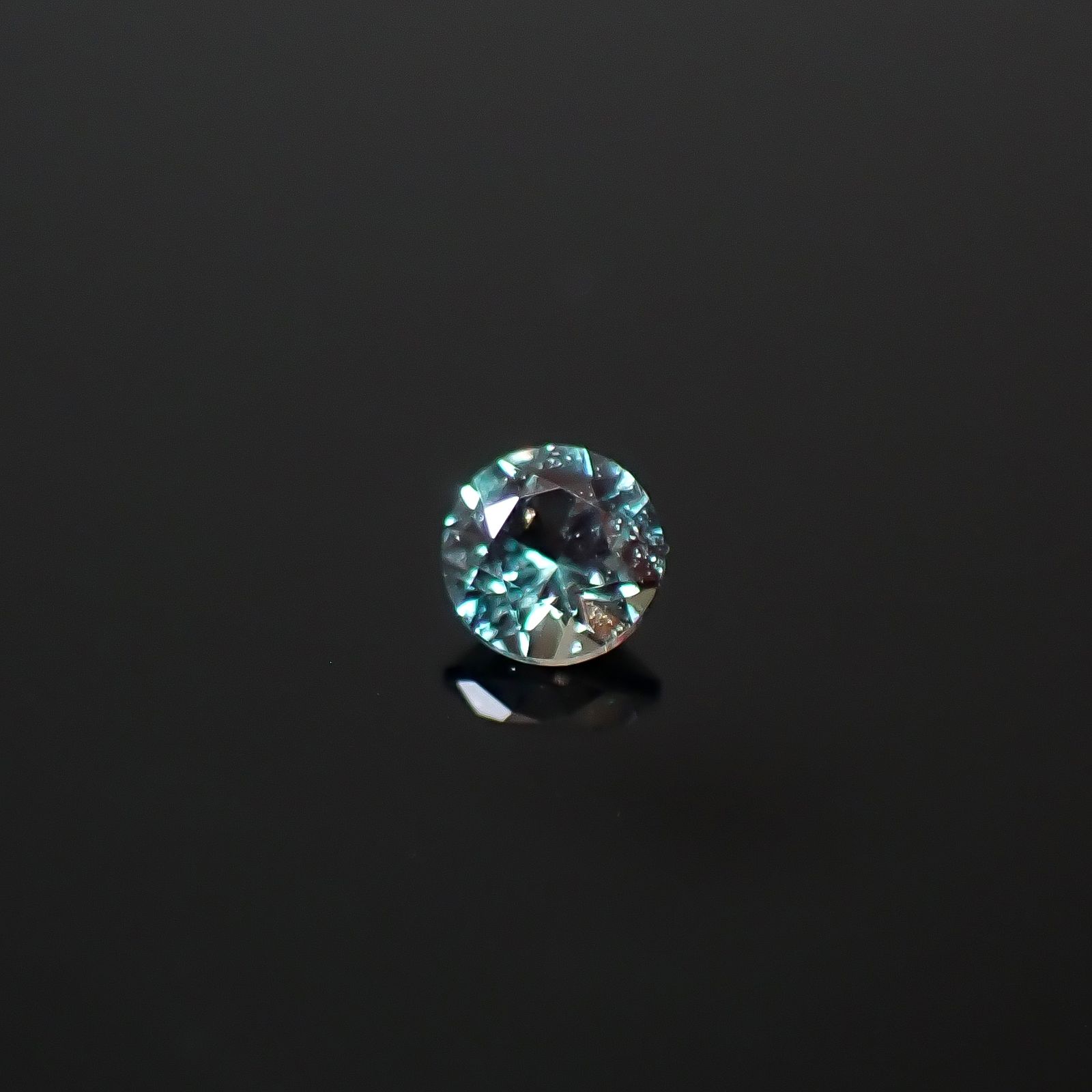 アレキサンドライト ロシア産 0.024ct / 1.7x1.7mm前後 [260532154]