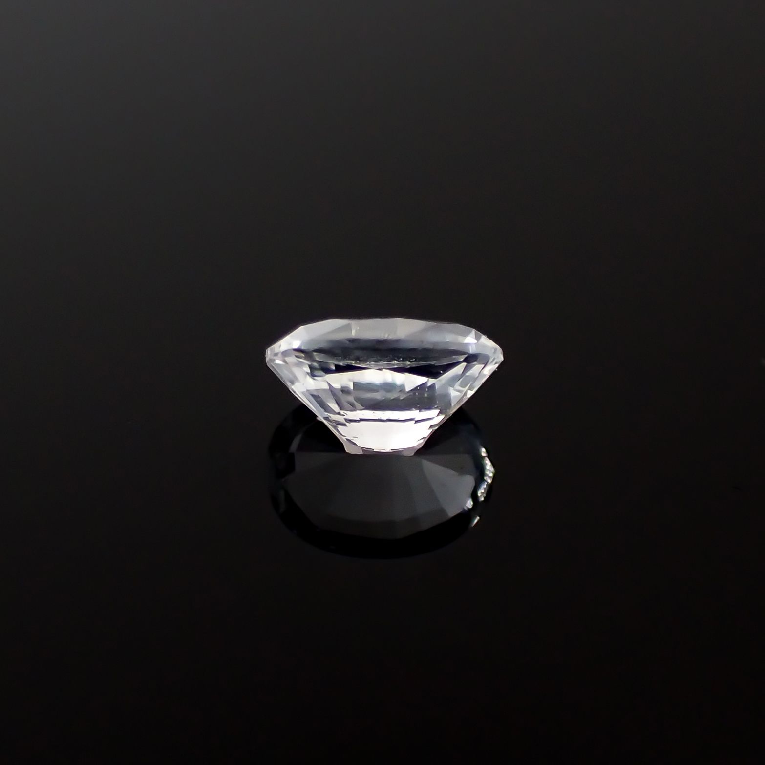 カラーレスサファイア スリランカ産 0.43ct[240527479]5.1x3.8mm前後