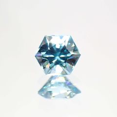 ◇ヘキサゴンカット◇ブルージルコン(宝石名ジルコン) カンボジア産 0.86ct 識別済[211013361]5×4.8mm前後