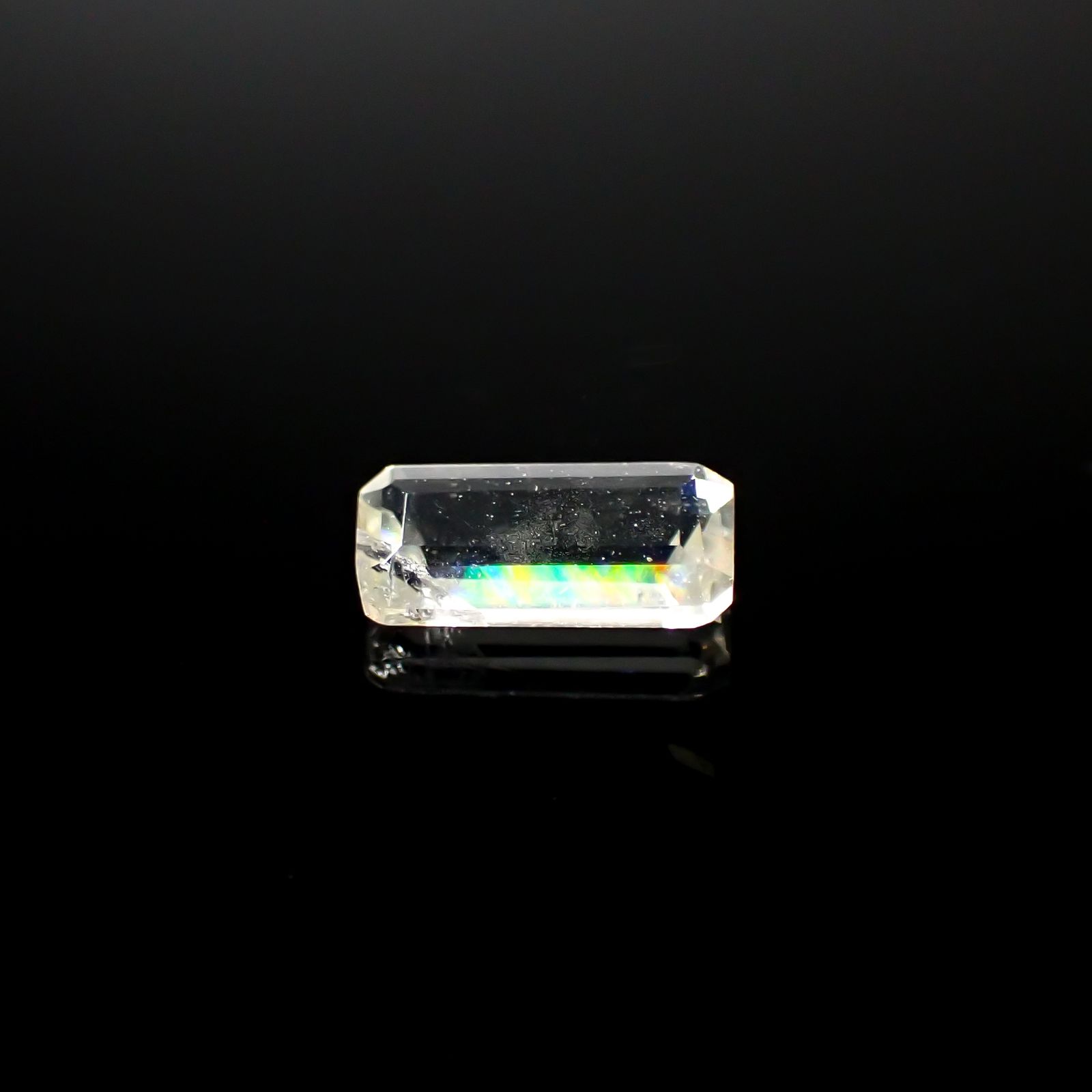 リューサイト 遊色効果あり(宝石名リューサイト)イタリア産 0.32ct 識別済[240628414]6.6x2.9mm前後