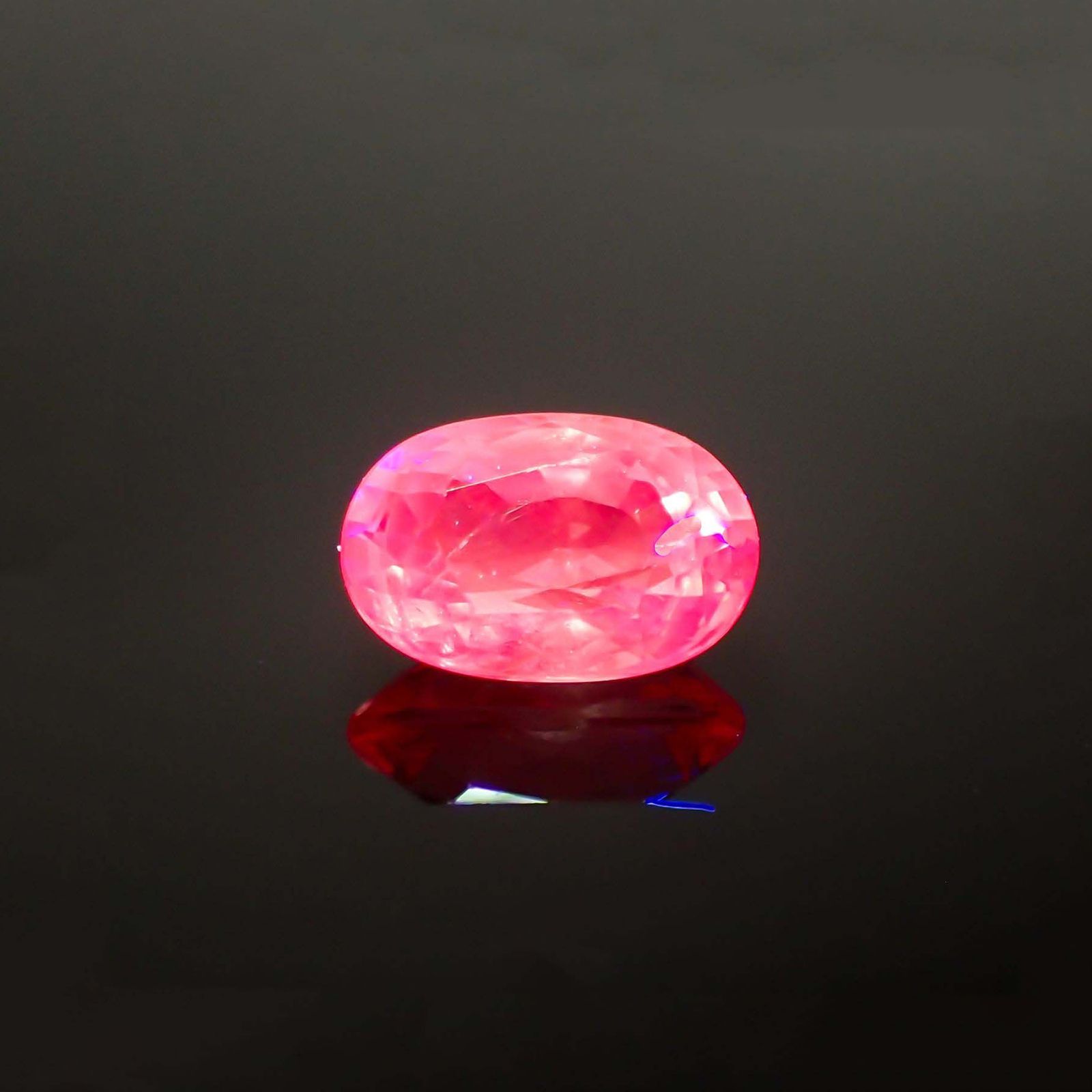 ピンクスピネル(宝石名ピンク・スピネル)タンザニア産 ソ付(彩珠) 1.212ct / 7.6x5mm前後 [260222571]