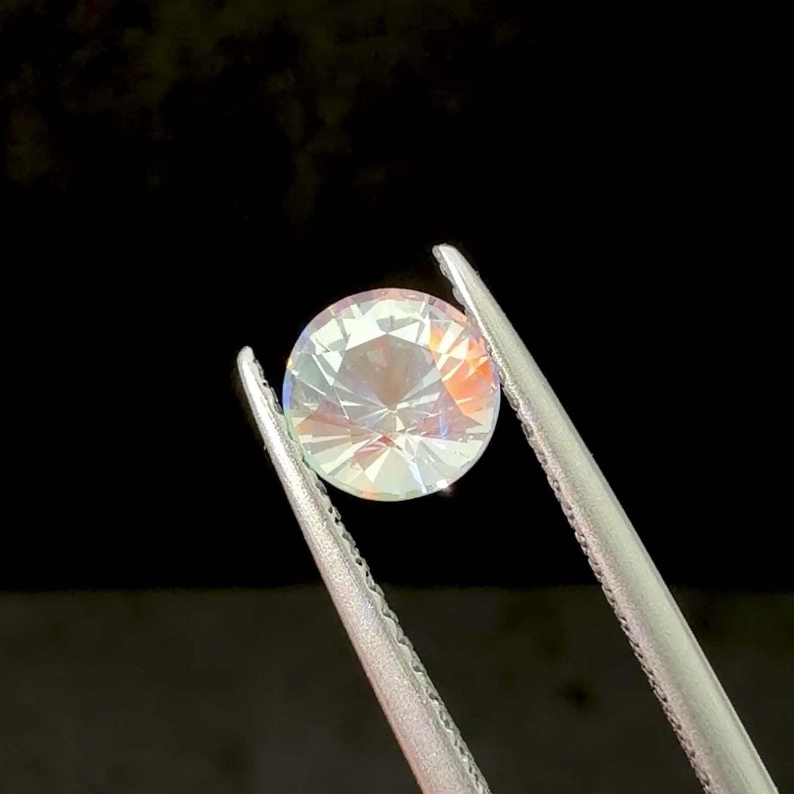 レインボームーンストーン マダガスカル産 0.88ct / 6.1x6.1mm前後