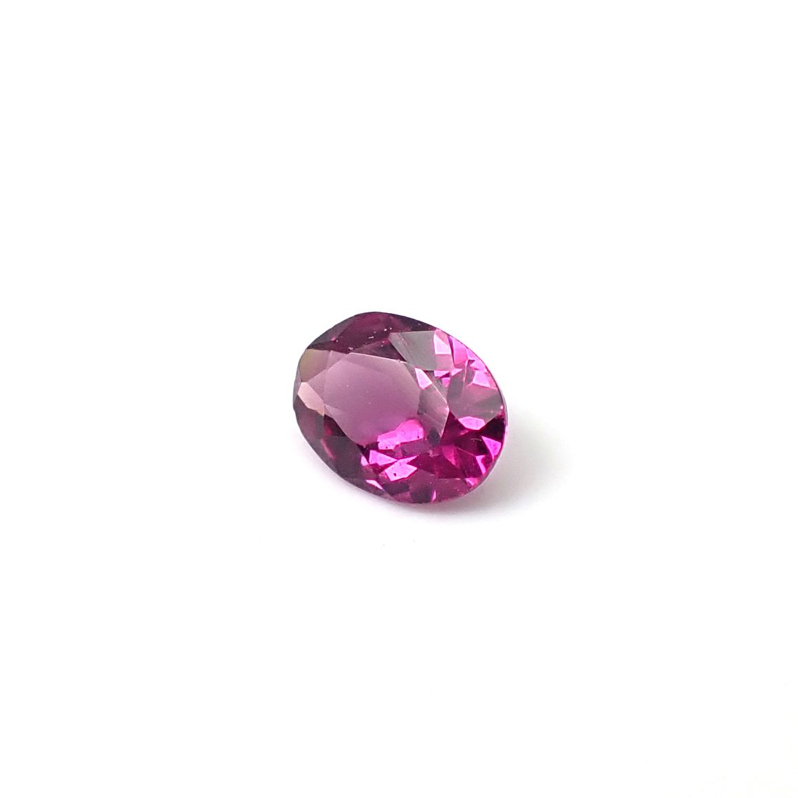 ロードライトガーネット(宝石名ロードライト・ガーネット)ブラジル産 識別済 0.89ct / 7.1x5.1mm前後 [251231408]