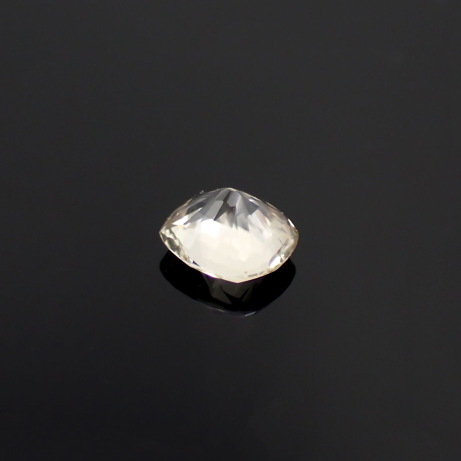 シンハライト(宝石名シンハライト)スリランカ産 0.65ct 識別済 [221219711]5.5x4.9mm前後