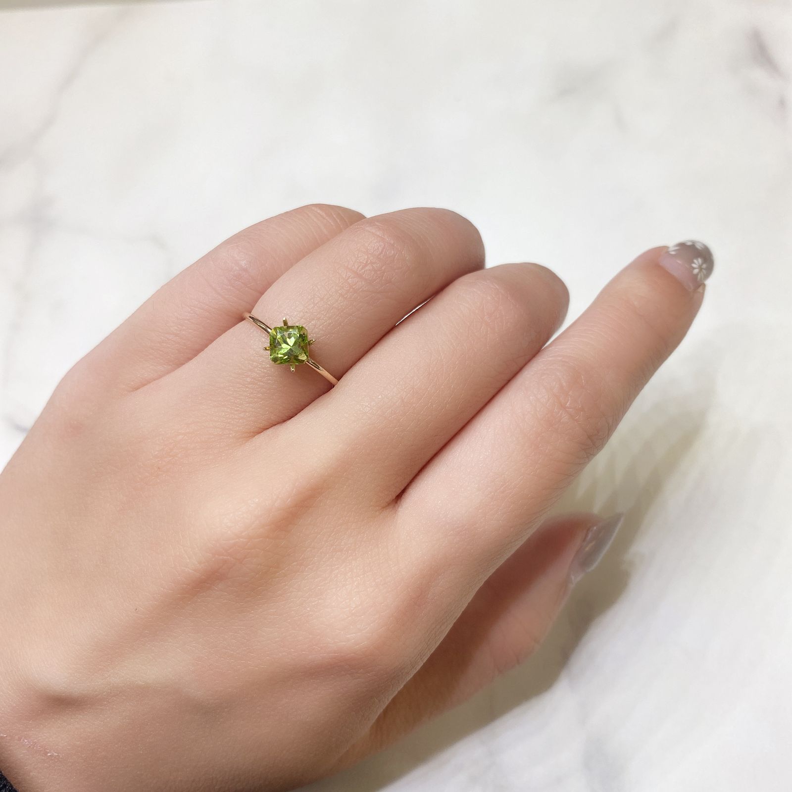 ◇アッシャーカット◇ペリドット(宝石名ペリドット) パキスタン産 0.96ct 識別済[211013491]5.1×5.1mm前後