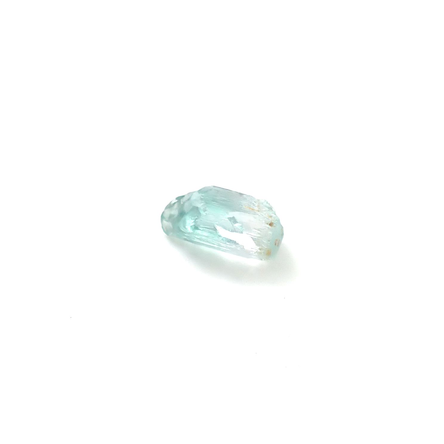 ミントベリル柱状結晶 原石 ナイジェリア産 0.69ct / 7.3x3.7mm前後 [251231420]