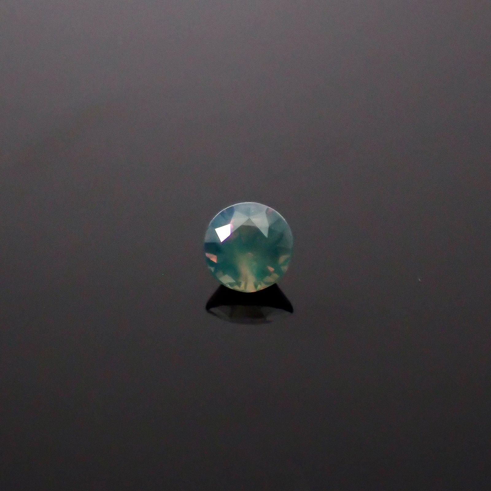 シルキーアレキサンドライト ブラジル・ミナスジェライス州ヘマチタ鉱山産 0.092ct / 2.6x2.6mm前後 [250931031]