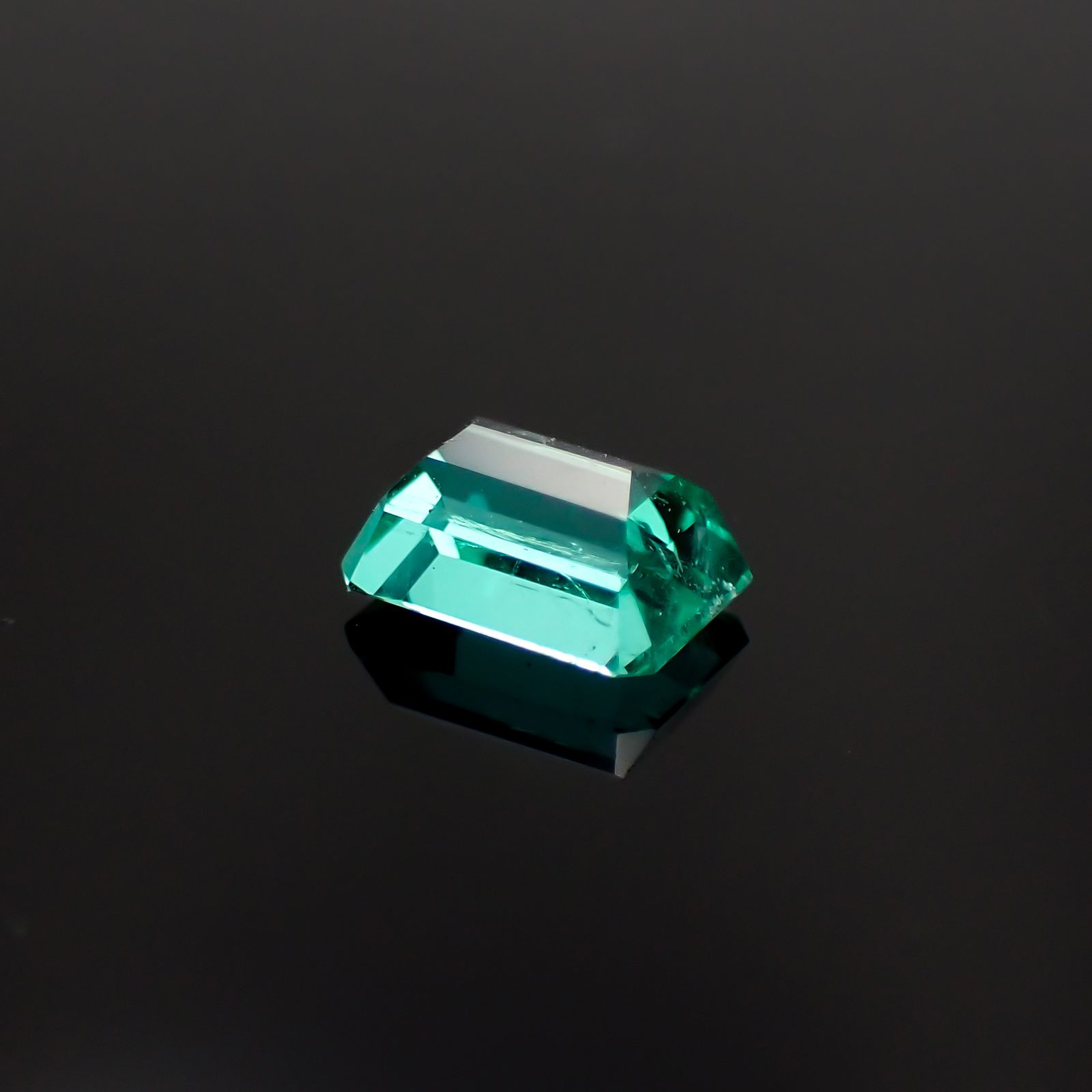 ノンオイルエメラルド(宝石名エメラルド)コロンビア産 0.69ct GIA鑑付[230823282]6.47x4.43mm前後