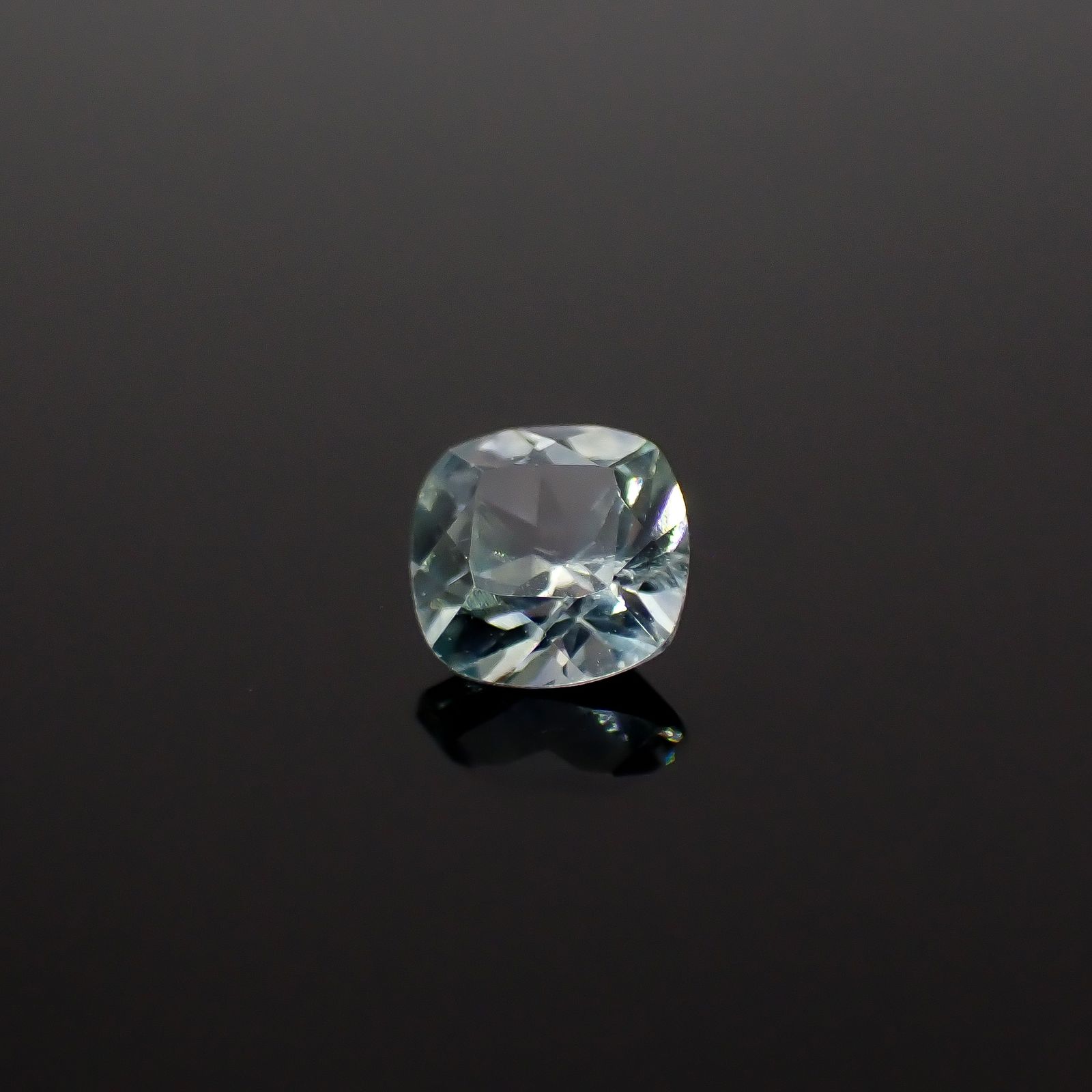 モンタナサファイア(宝石名サファイア)アメリカ・モンタナ州産 識別済 0.48ct / 4.4x4.4mm前後 [260216654]
