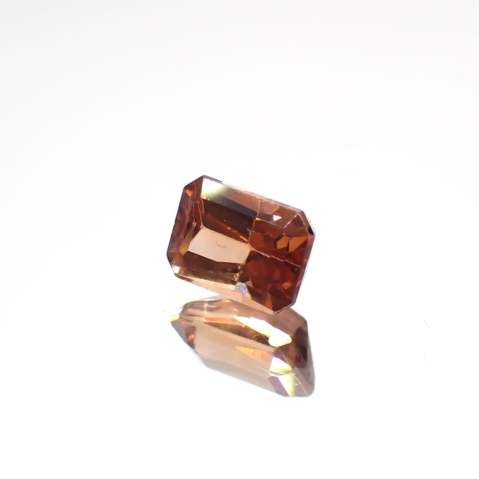 カラーシフトマラヤガーネット(宝石名ガーネット)タンザニア産 1.35ct 識別済[220115014]6.7x4.7mm前後