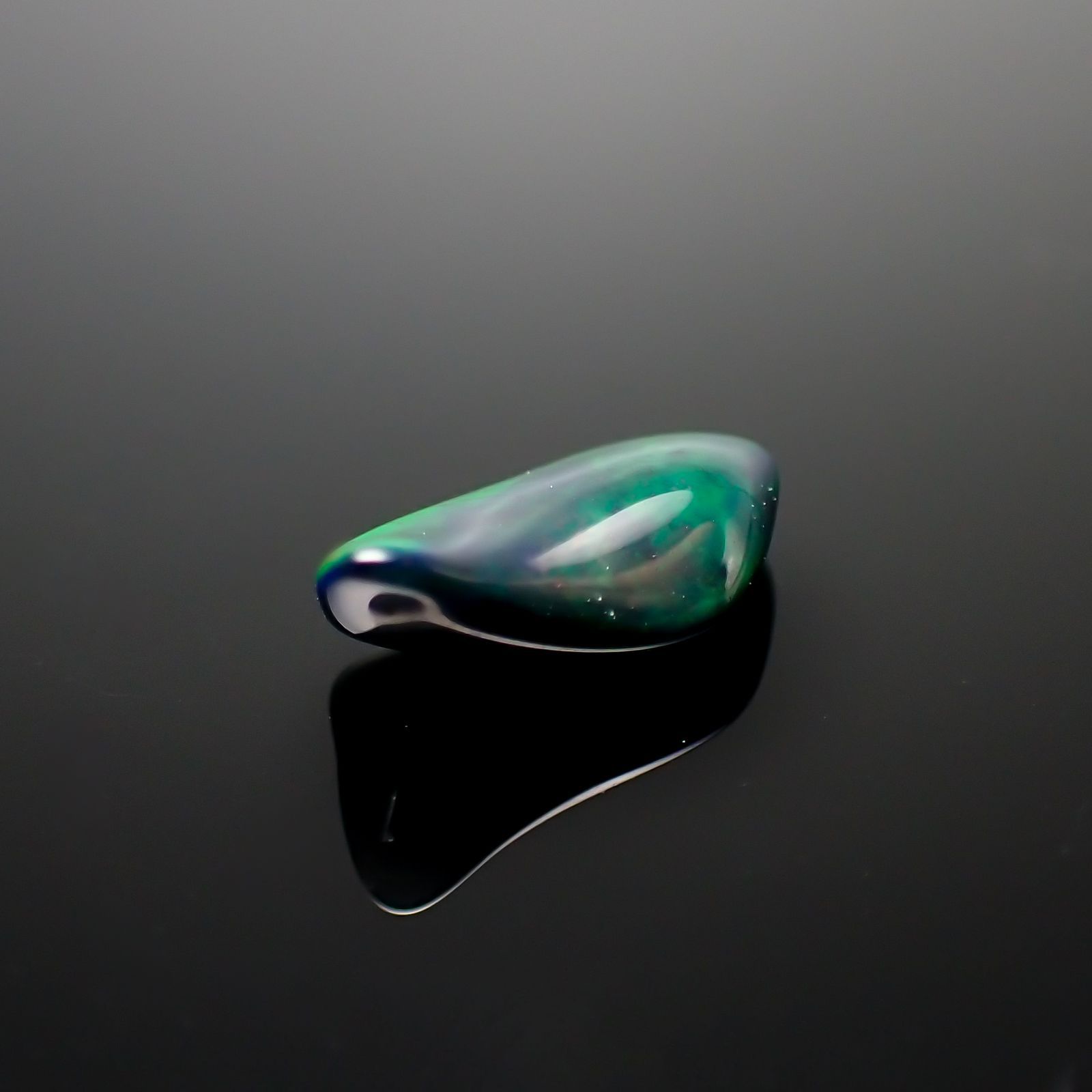 ◇バロック型◇ブラックオパール(宝石名オパール/加熱処理) エチオピア産 0.95ct 識別済[210913251]11.5×6.5mm前後