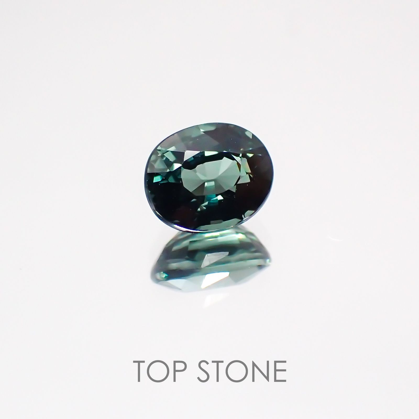 カラーチェンジガーネット(アレキタイプ) マダガスカル・ベキリー産 ルース 0.599ct[21029473]5.3×4.3mm前後