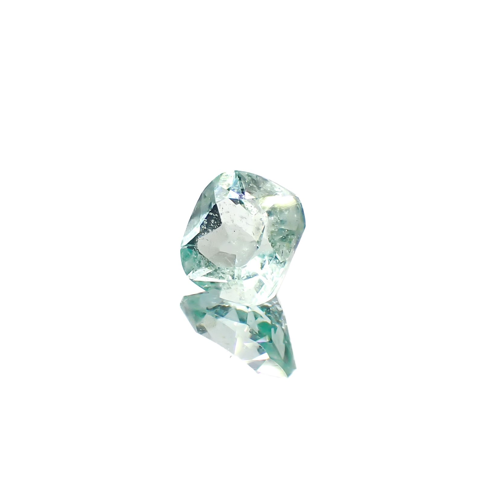 ミントベリル(宝石名グリーン・ベリル)ブラジル産 0.86ct 識別済[240728590]6x5.9mm前後
