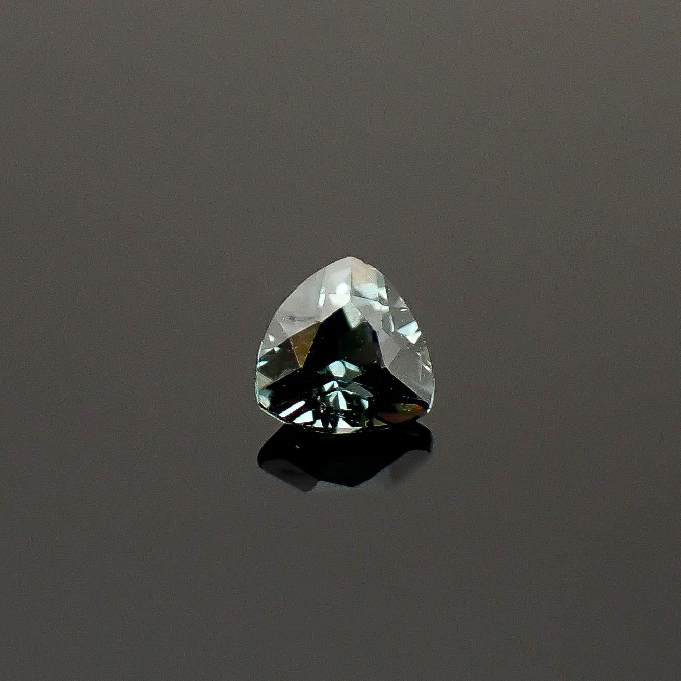 ベキリーブルーガーネット（カラーチェンジガーネット アレキタイプ） マダガスカル・ベキリー産 0.13ct / 3x3mm前後 [260732459]